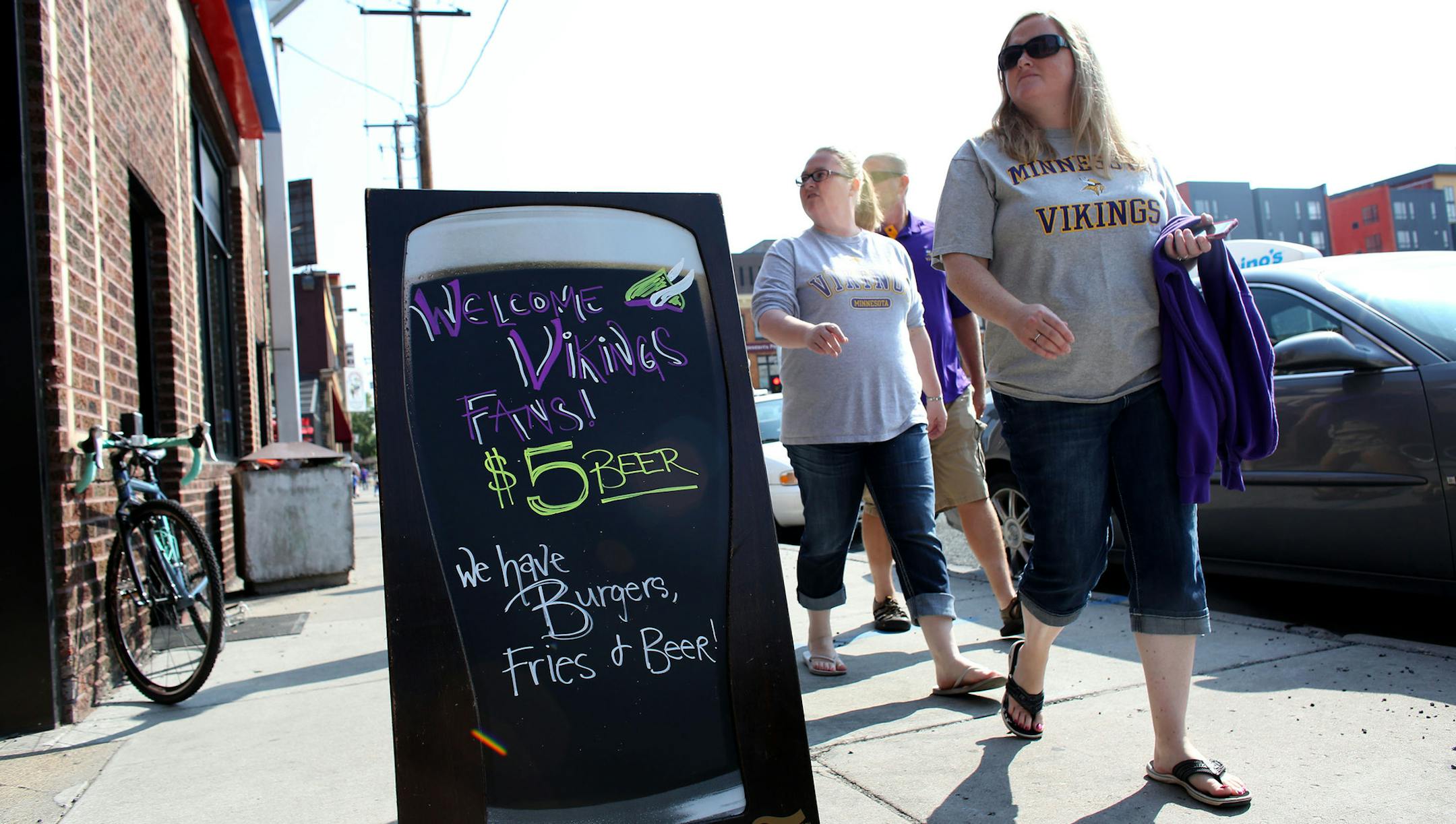 Vikings fans check out the signs at My Burger before the start of the Vikings pre season game at TCF Bank Stadium. ] (KYNDELL HARKNESS/STAR TRIBUNE) kyndell.harkness@startribune.com Viking traffic around the U in Minneapolis Min,. Saturday, August, 16, 2014.