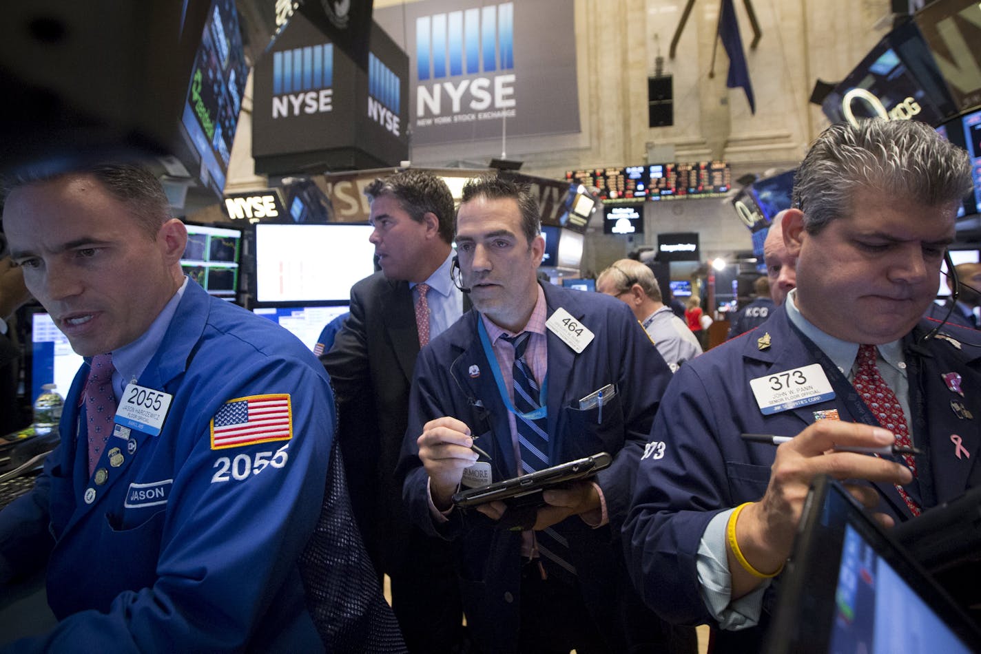 Traders work on the floor of the New York Stock Exchange August 24, 2015. REUTERS/Brendan McDermid