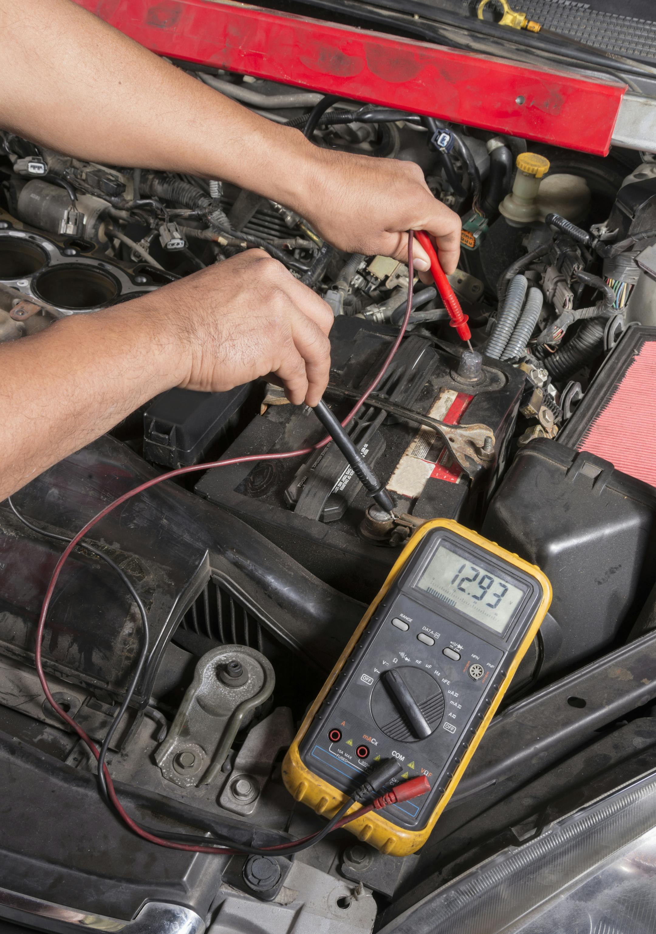 Measuring the voltage of a car battery