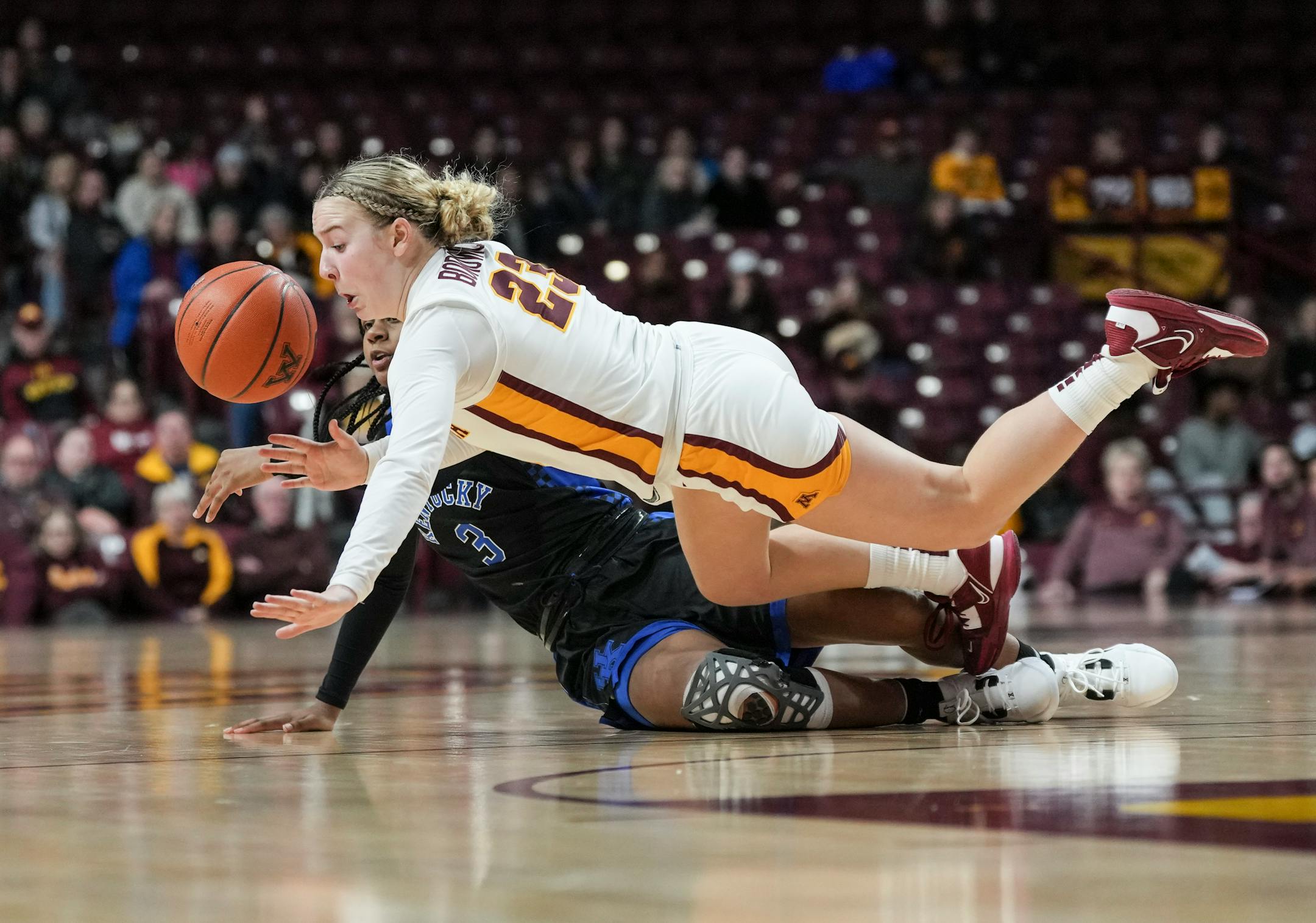 Minnesota Gophers guard Katie Borowicz (23) tumbles with Kentucky Wildcats guard Kennedy Cambridge (3) in the first half.