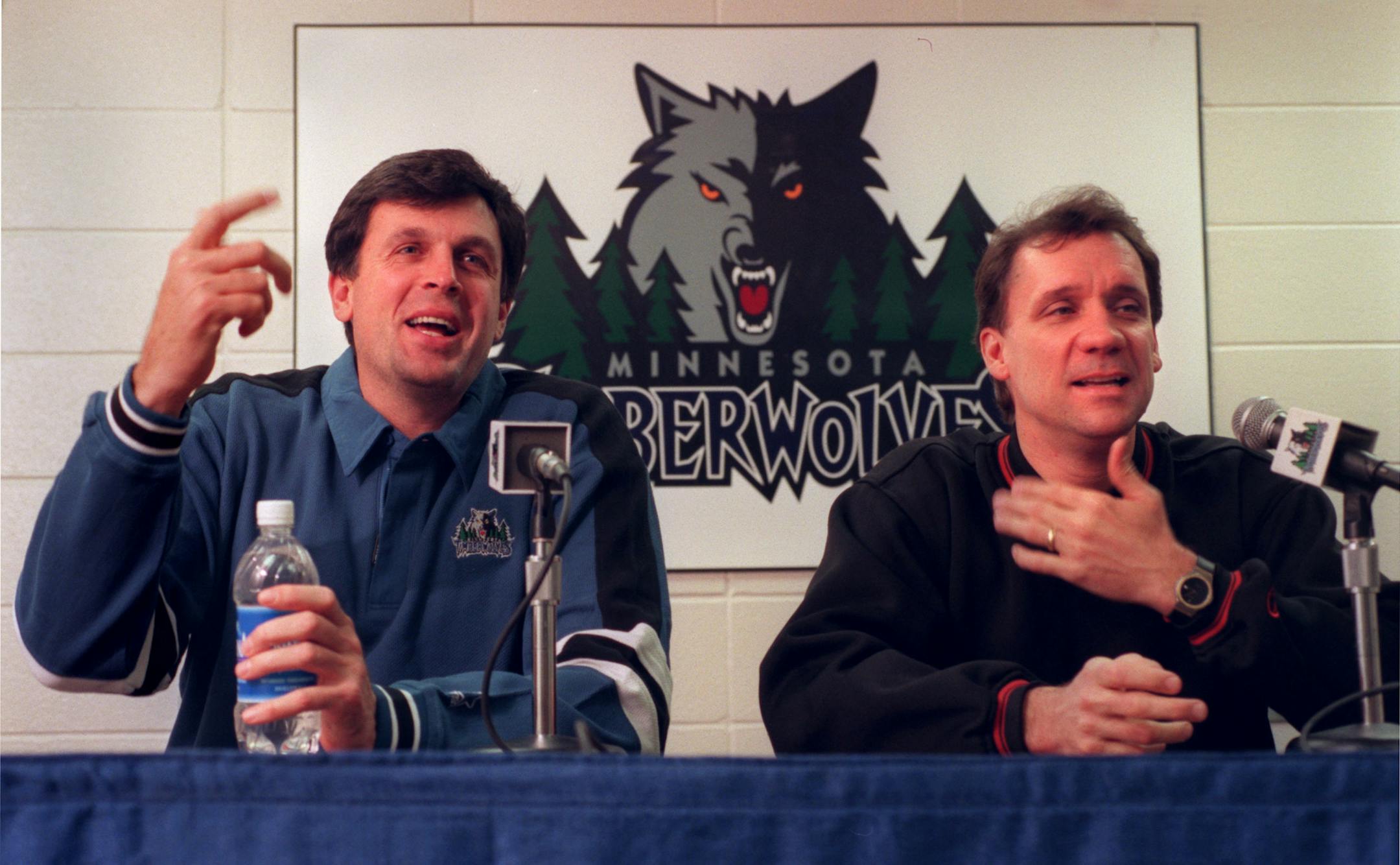 Flip Saunders and Kevin McHale at a press conference in 1998.