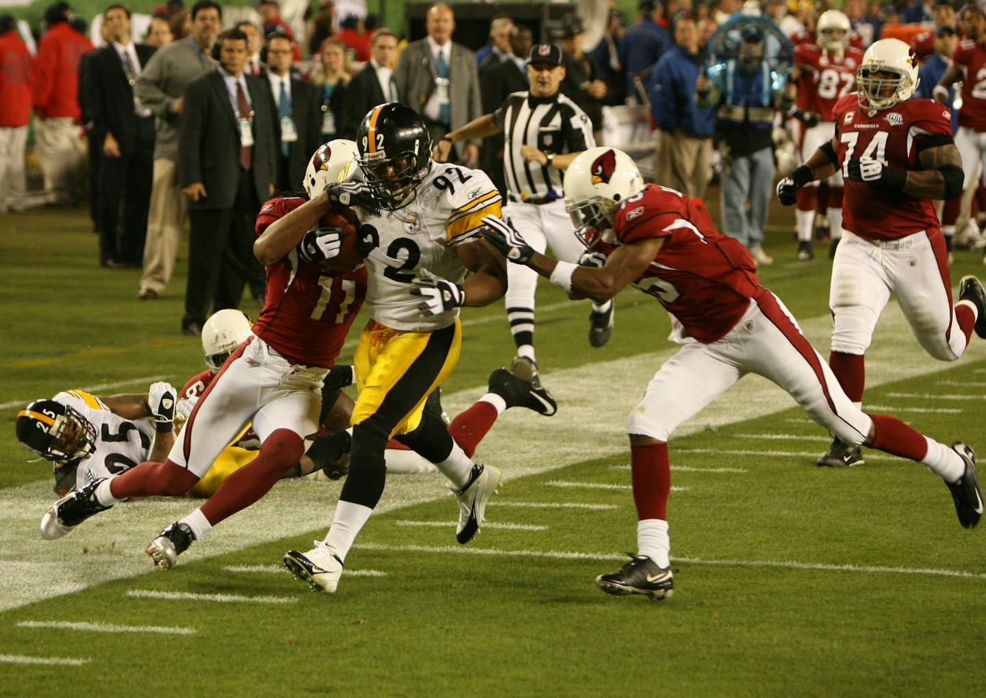 Pittsburgh's James Harrison runs a 100-yard interception for a touchdown to score as time ran out in the first half as the Pittsburgh Steelers face the Arizona Cardinals in Super Bowl XLIII at Raymond James Stadium in Tampa, Florida, Sunday, February 1, 2009. (Stephen M. Dowell/Orlando Sentinel/MCT)