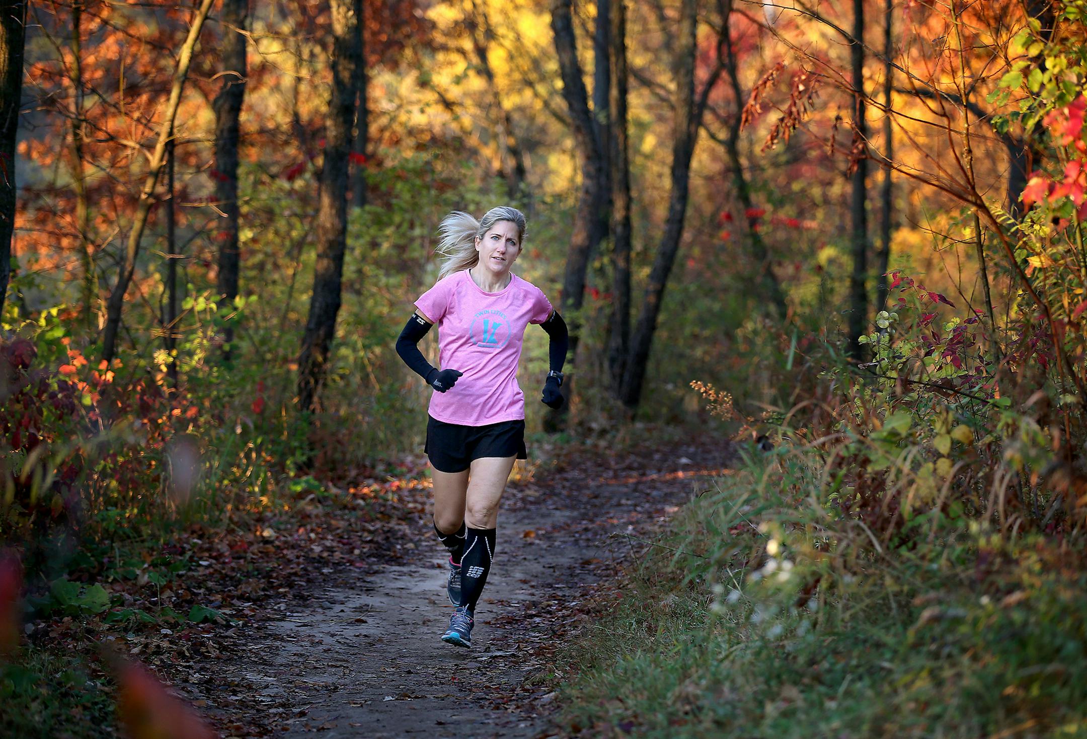 Runner Maria Barton made her way through a trail at Lebanon HIlls Park, Tuesday, October 21, 2014 in Eagan, MN. ] (ELIZABETH FLORES/STAR TRIBUNE) ELIZABETH FLORES &#x2022; eflores@startribune.com