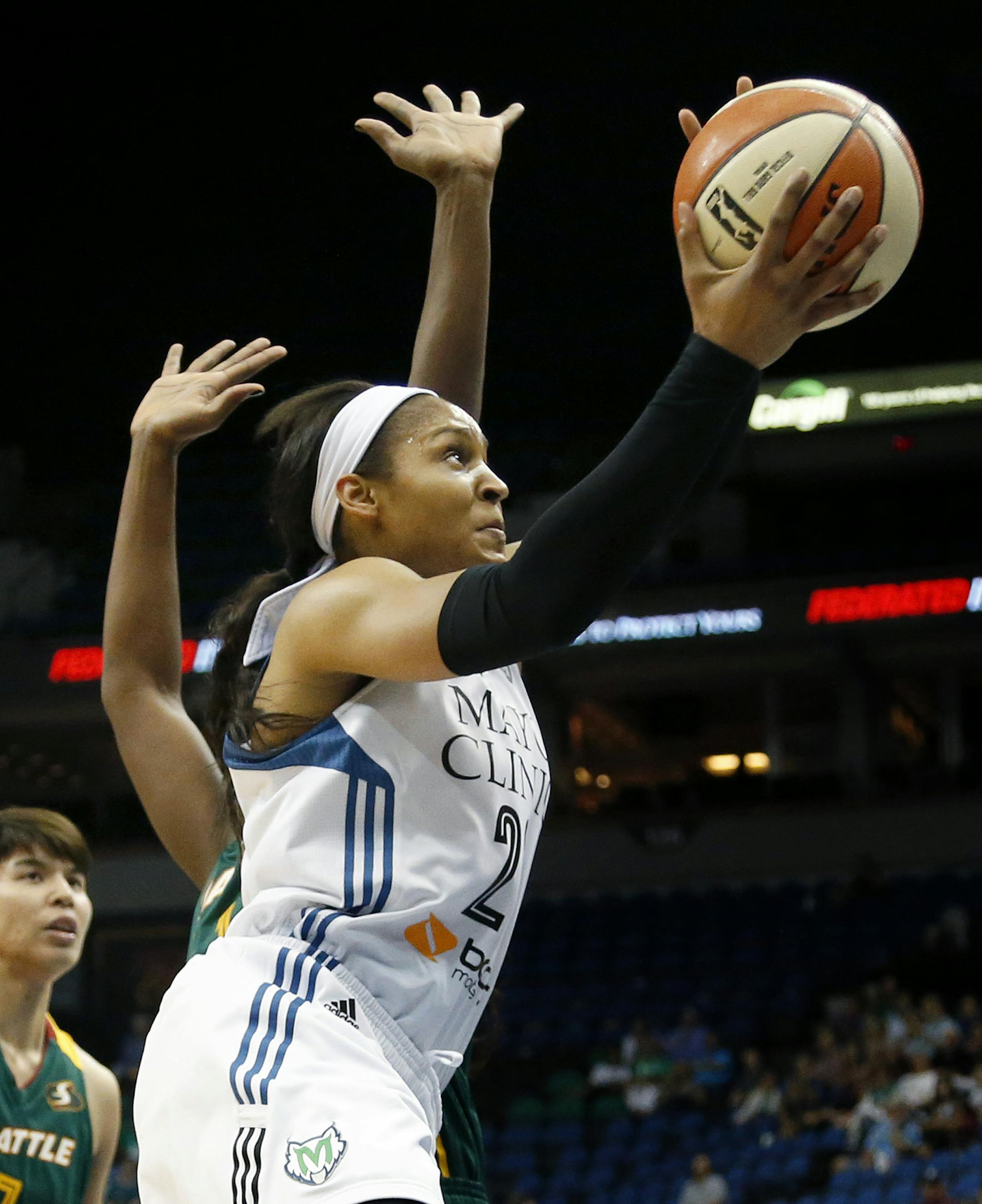 Maya Moore (23) drove to the basket in the first quarter. ] CARLOS GONZALEZ cgonzalez@startribune.com - September 8, 2015, Minneapolis, MN, Target Center, WNBA, Minnesota Lynx vs. Seattle Storm