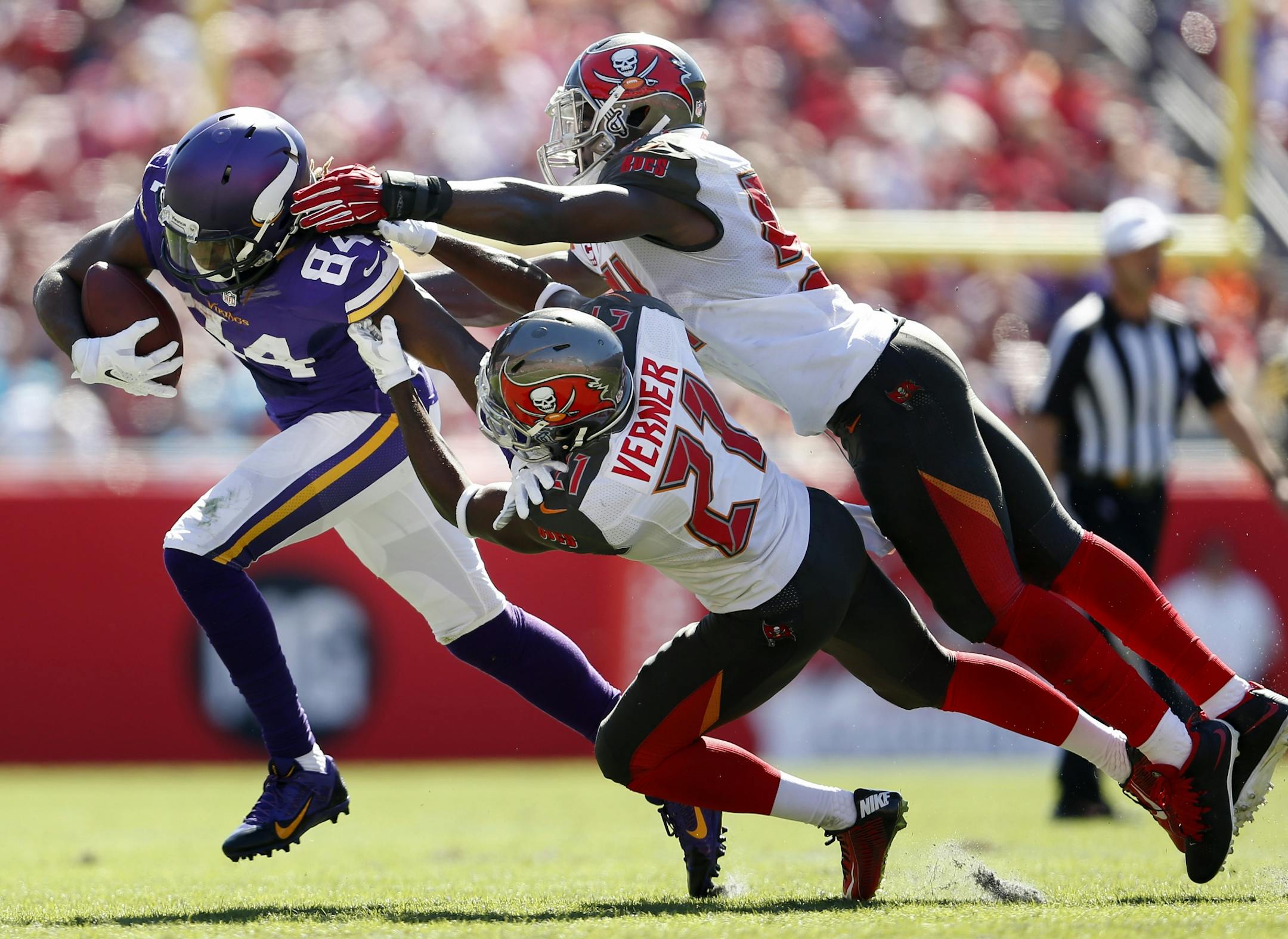 Vikings receiver Cordarrelle Patterson (84) was tackled by Alterraun Verner (21) and Lavonte David (54) in the second quarter.