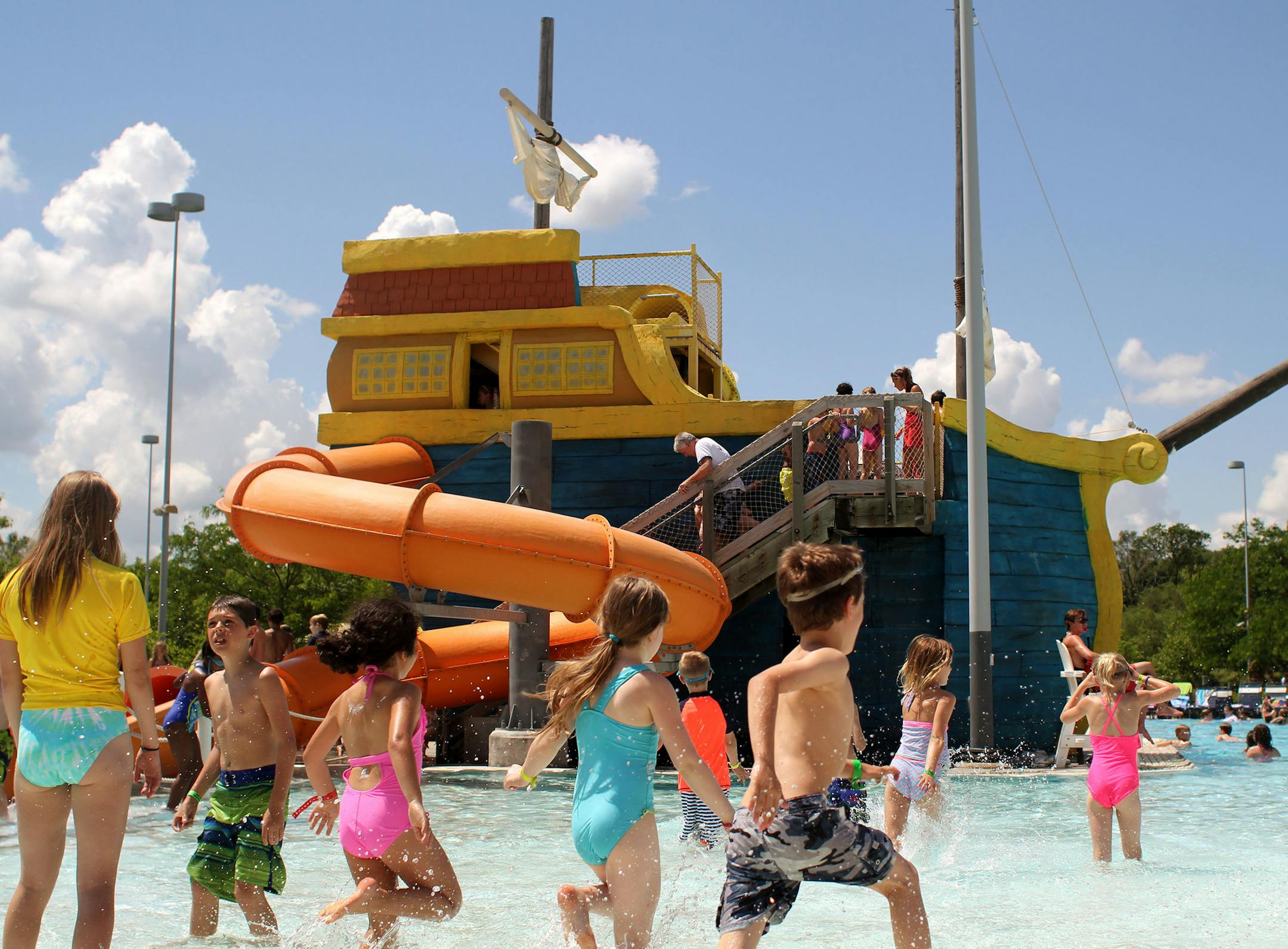 Kids run into the shallow water at the Cascade Bay water park in Eagan on Tuesday afternoon. ] MONICA HERNDON monica.herndon@startribune.com Minneapolis, MN 06/24/2014