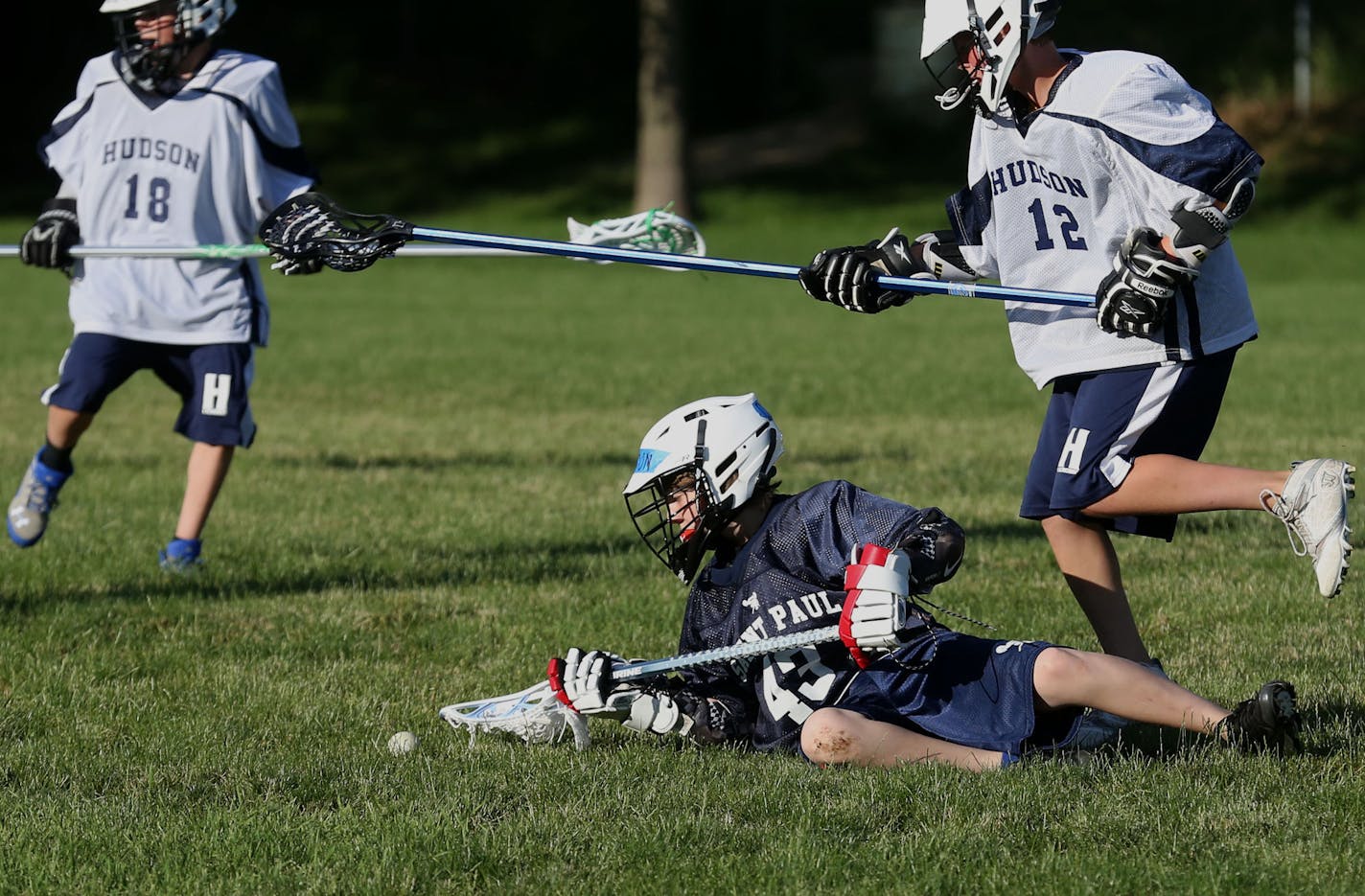 St. Paul&#x2019;s Caedon Shannon tried to scoop up the ball with defenders behind him during a U13 lacrosse game against Hudson, Wis.