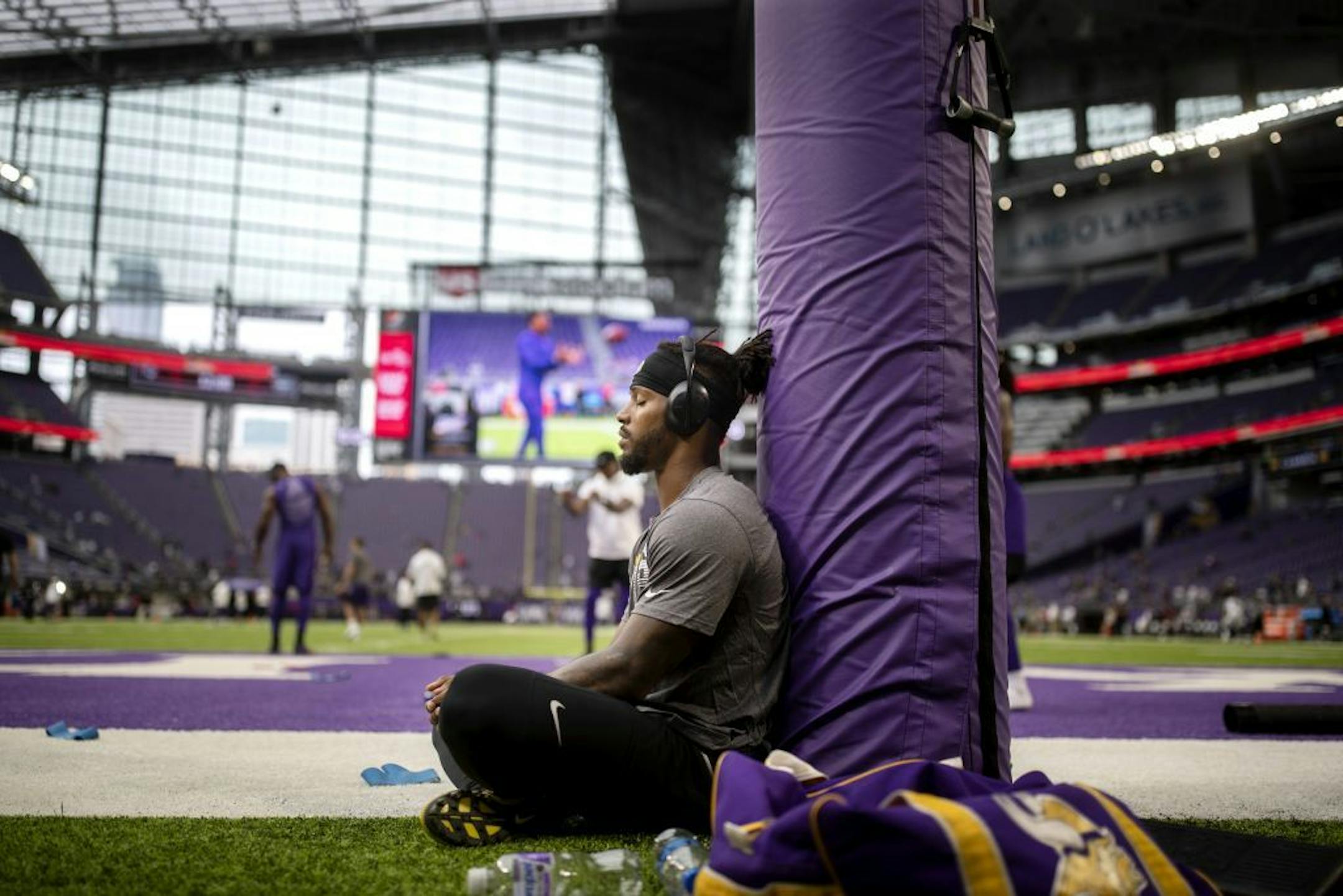Minnesota Vikings running back Ameer Abdullah (31) meditated during pregame before the Vikings faced the Raiders at U.S. Bank Stadium.