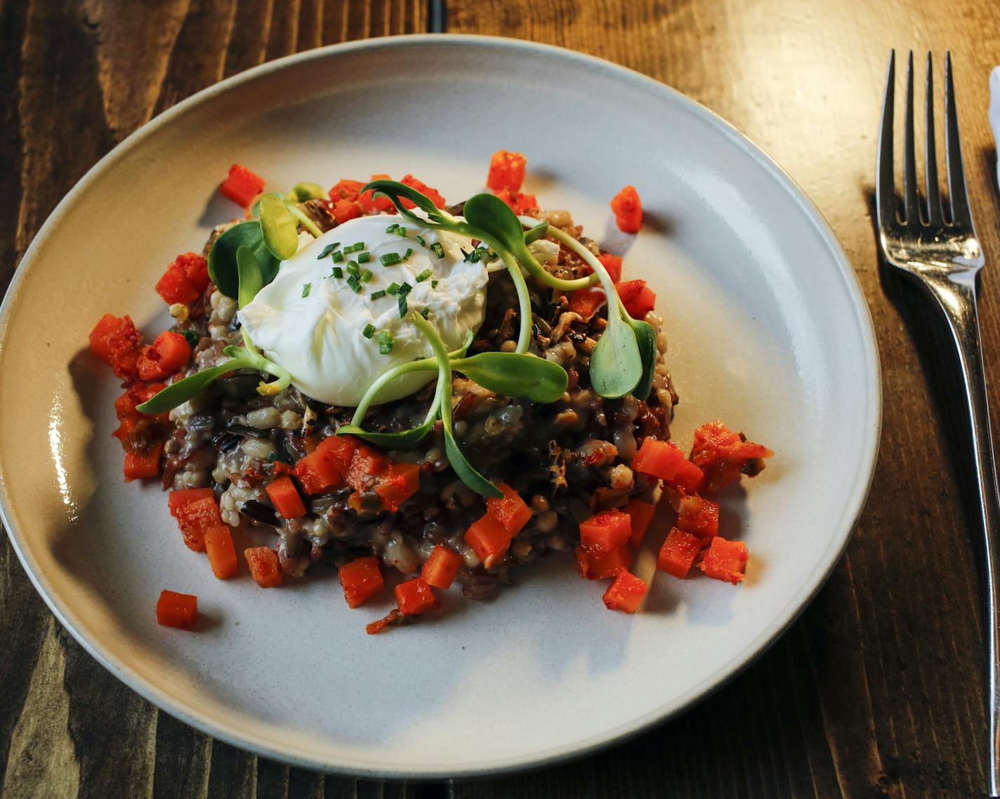 Seed-grain porridge with a poached egg and fermented carrots..