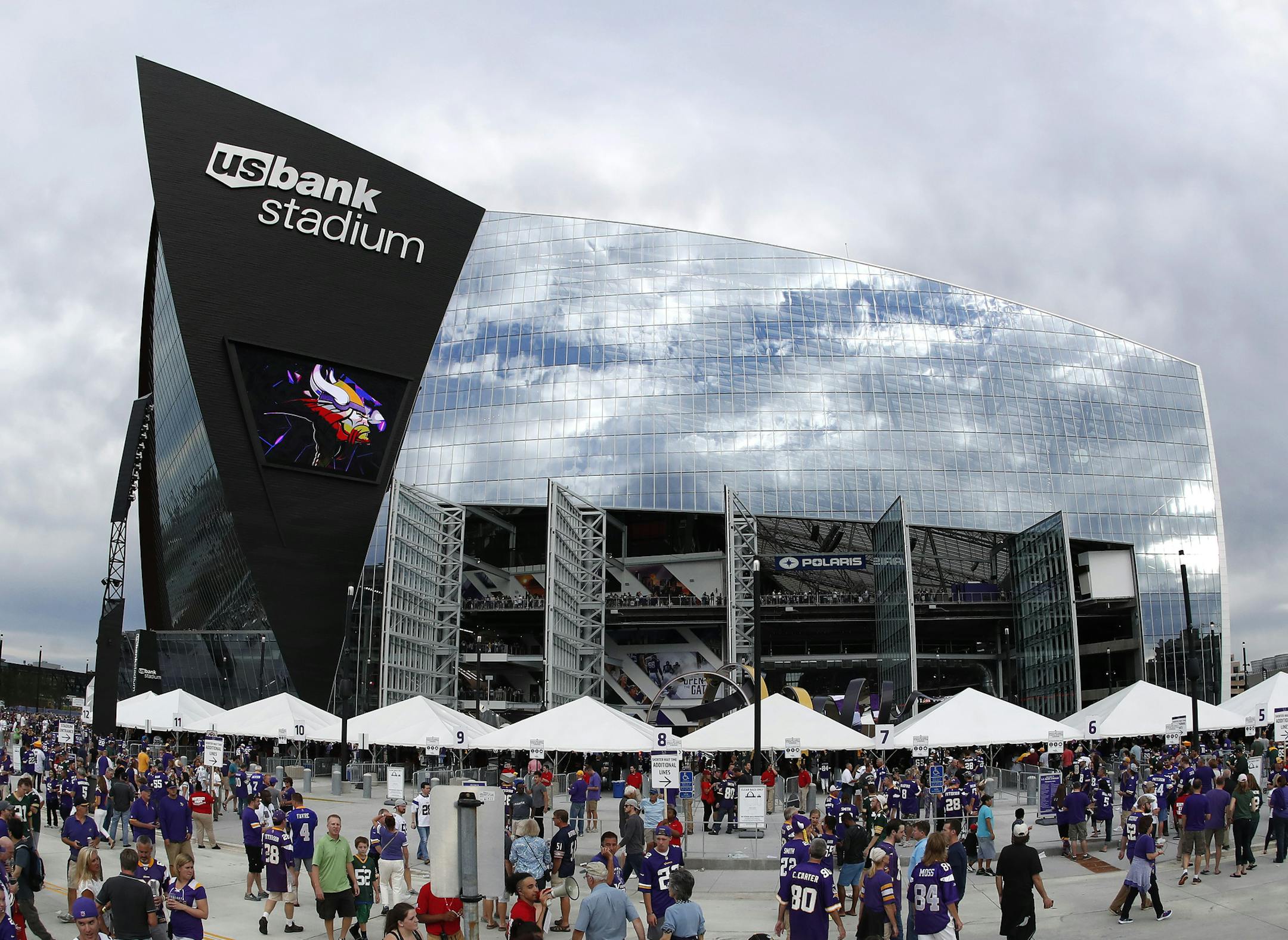 Fans outside of US bank Stadium before Sunday night's game between the Minnesota Vikings and Green Bay Packers. ] CARLOS GONZALEZ cgonzalez@startribune.com - September 18, 2016, Minneapolis, MN, US Bank Stadium, NFL, Minnesota Vikings vs. Green Bay Packers ORG XMIT: MIN1609181847420822