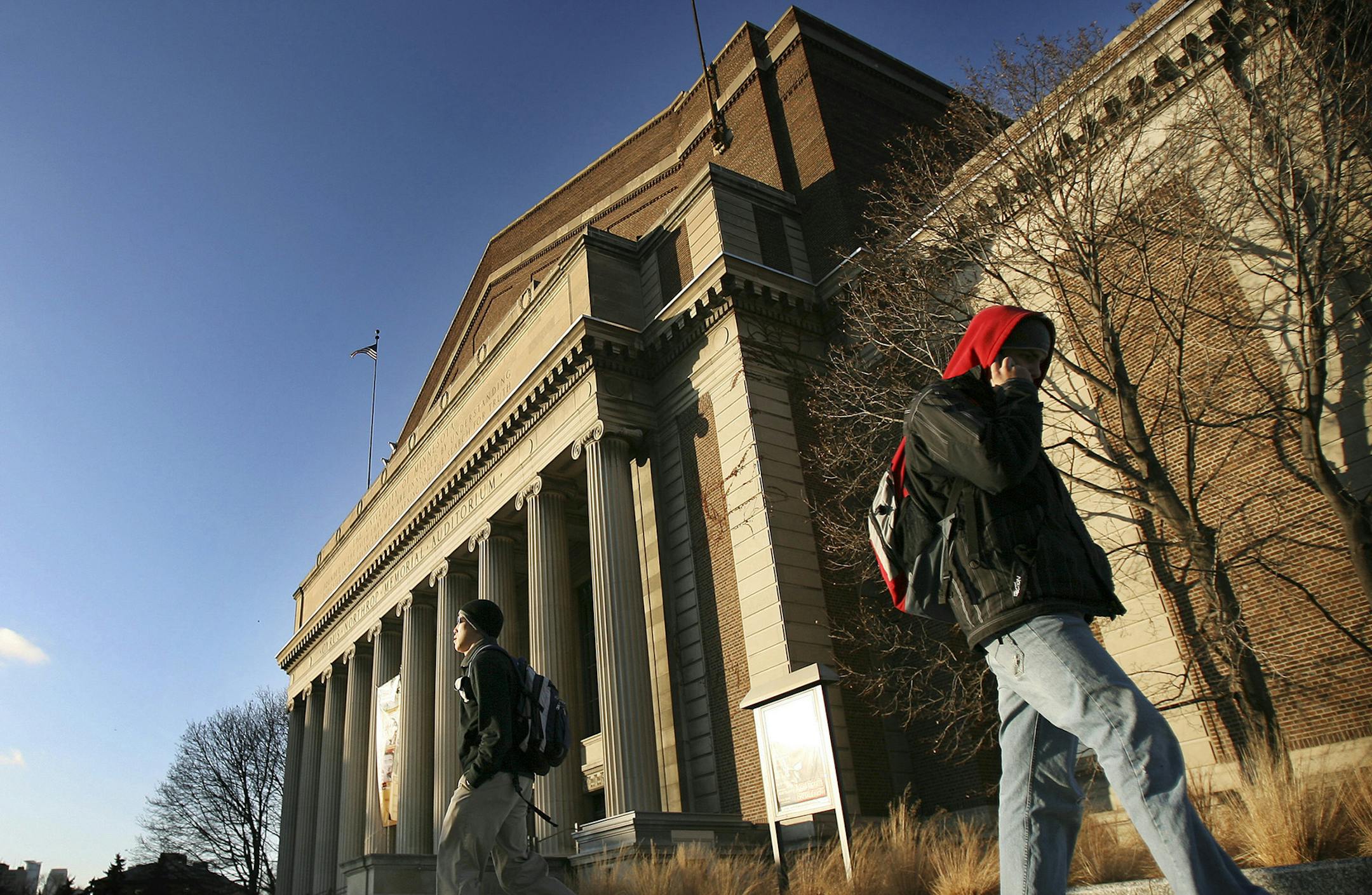 JERRY HOLT &#x2022;jgholt@startribune.com 12/4/2006--------Students walked pass Northrop Auditorium Monday on the University of Minnesota campus. ORG XMIT: MIN2012091114124214