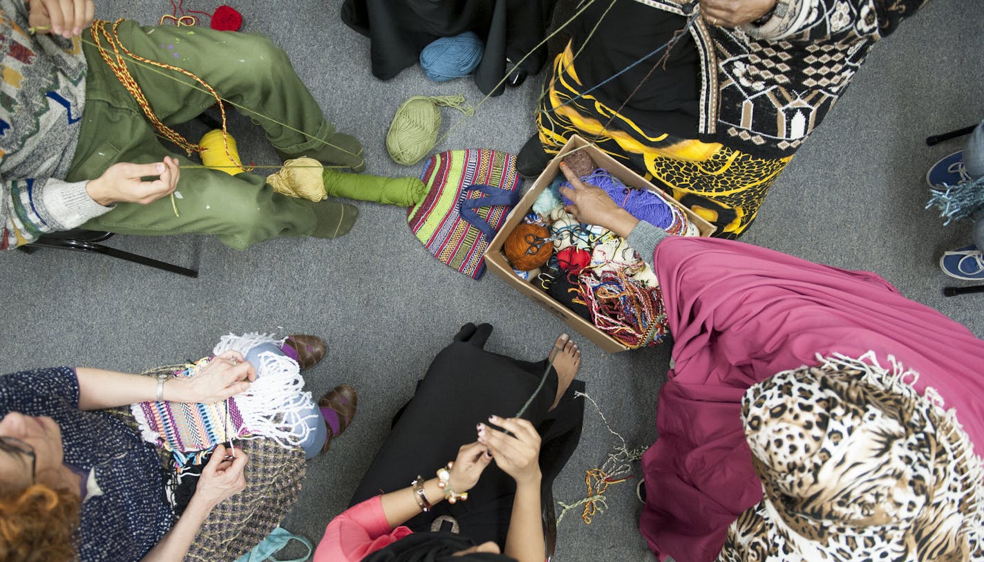 A class gathers to learn the art of Somali weaving at the Somali Artifact and Cultural Museum in Minneapolis. ] Photo by Leslie Plesser ORG XMIT: MIN1403281425390337