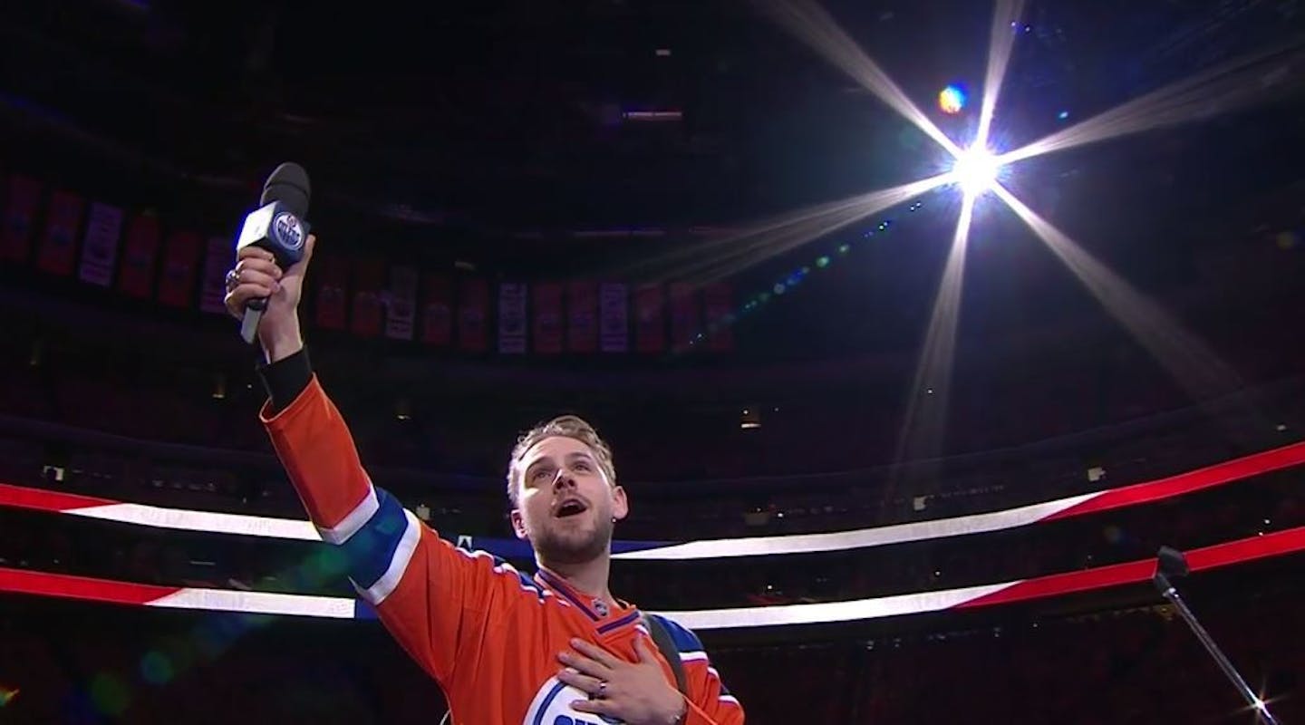 Brett Kissel leads Canadian crowd in American national anthem.