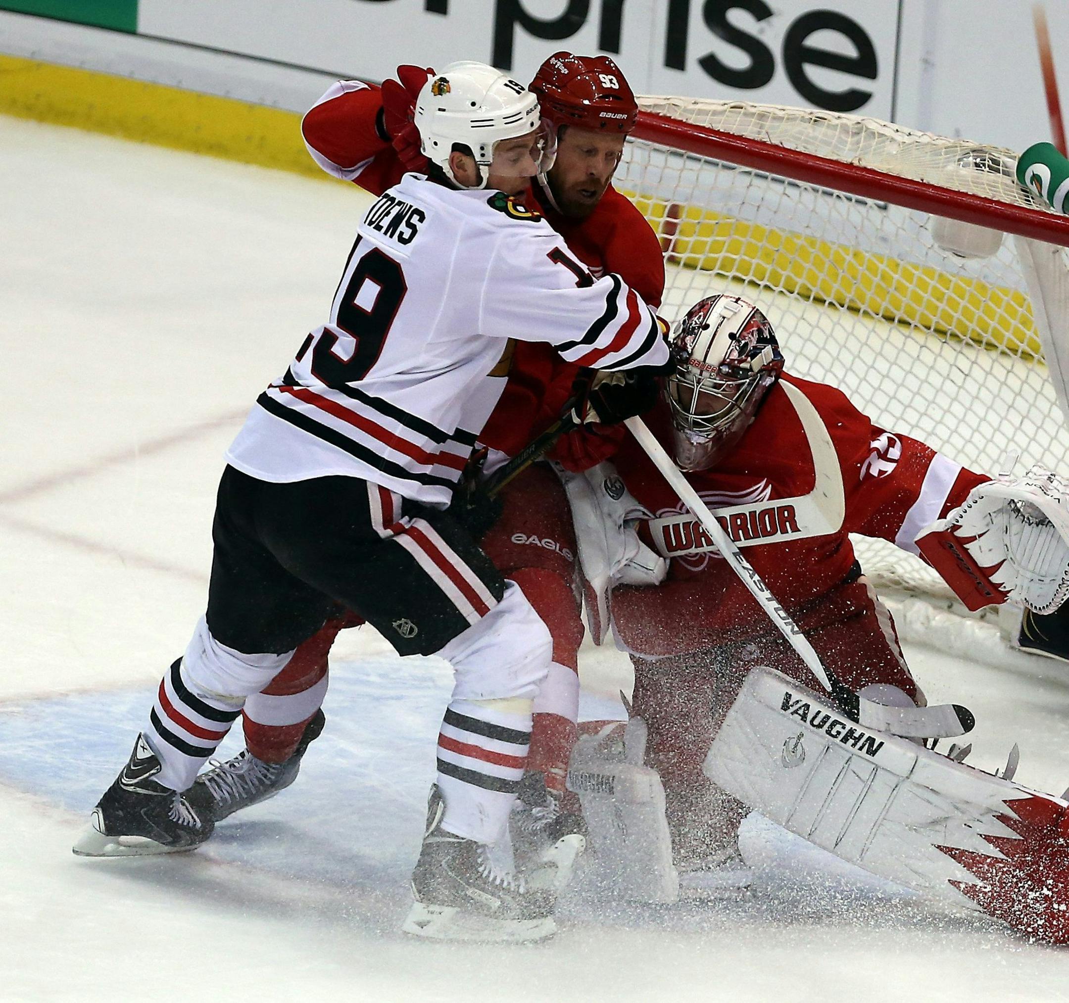 Detroit Red Wings' Johan Franzen battles with Chicago Blackhawks' Jonathan Toews in front of Detroit goalie goalie Jimmy Howard during first-period action in Game 6 of NHL Stanley Cup playoffs in Detroit, Michigan, Monday, May 27, 2013. (Kirthmon F. Dozier/Detroit Free Press/MCT) ORG XMIT: 1139211 ORG XMIT: MIN1305272051512997
