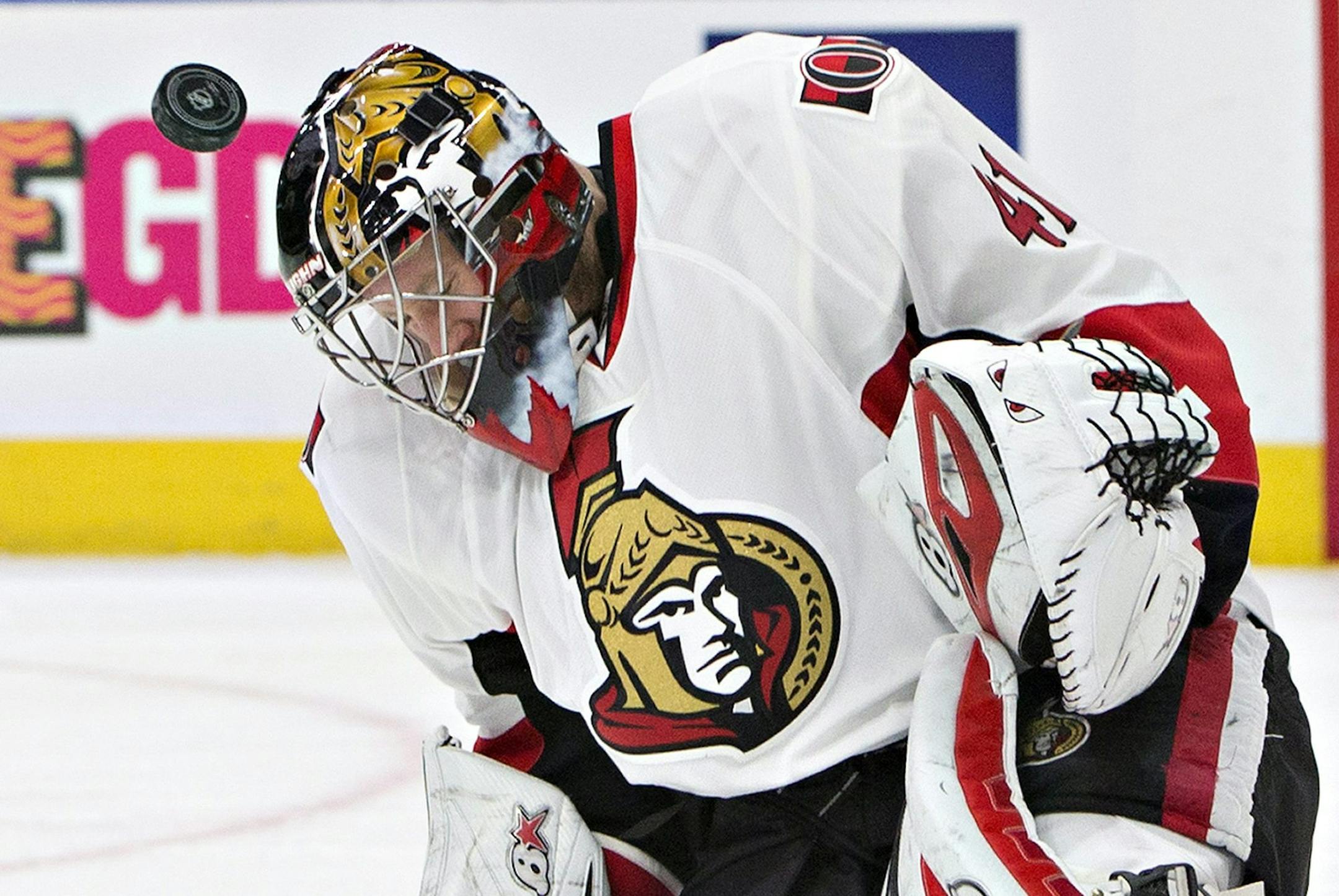 Ottawa Senators' Craig Anderson (41) makes the save against the Edmonton Oilers during second period NHL hockey action in Edmonton, Alberta, Sunday, Oct. 30, 2016. (Jason Franson/The Canadian Press via AP)