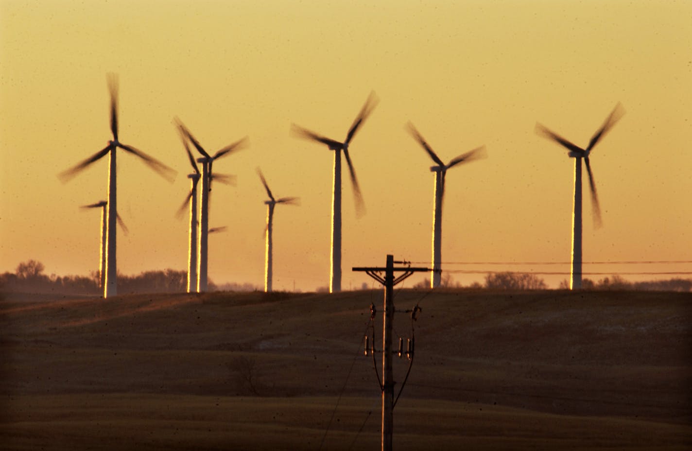 WEDNESDAY_11/12/03_Hendricks - - - - - - Wind generators turning atop the Buffalo Ridge between Hendrick and Lake Benton at sunrise. ORG XMIT: MIN2014060218205148