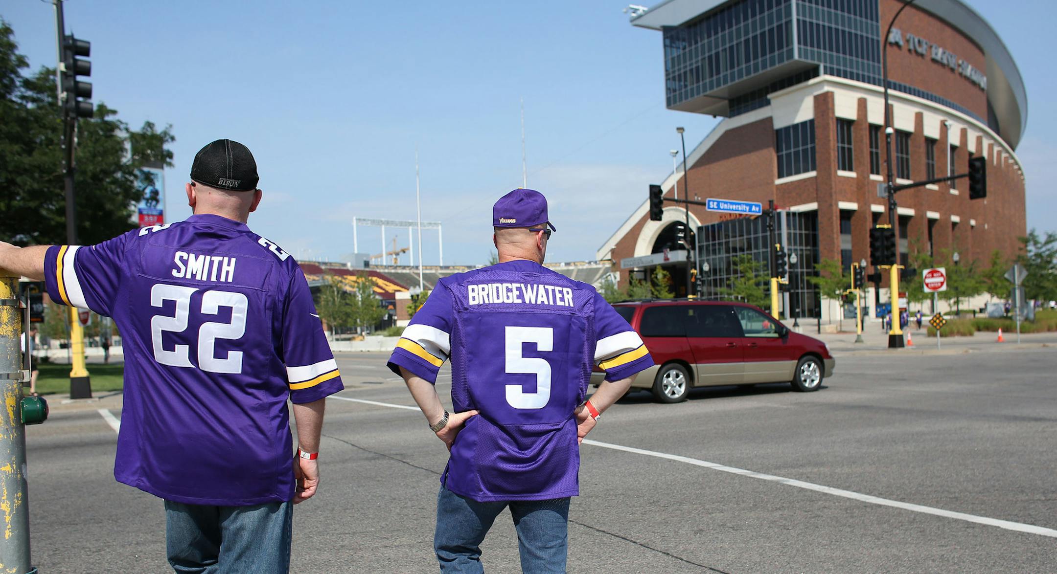 Vikings fans walked around near McNamara Alumni Center before the start of the Vikings pre season game at TCF Bank Stadium. ] (KYNDELL HARKNESS/STAR TRIBUNE) kyndell.harkness@startribune.com Viking traffic around the U in Minneapolis Min,. Saturday, August, 16, 2014.