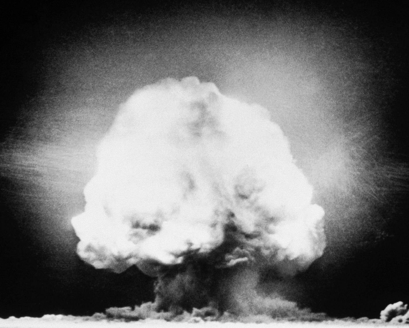 (NYT12) NEAR ALAMOGORDO, N.M. -- Oct. 29, 2007 -- SCI-MANHATTAN-PROJECT-1 -- Atomic explosion after the detonation of the world's first atomic bomb, July 16, 1945, near Alamogordo, N.M. This bomb, code-named Trinity, was part of the Manhattan Project set up by the US government during World War II. Three weeks later, atomic bombs were dropped on the Japanese cities of Hiroshima and Nagasaki. (Los Alamos National Laboratories/The New York Times) ORG XMIT: NYT12 ORG XMIT: MIN2015071523101593