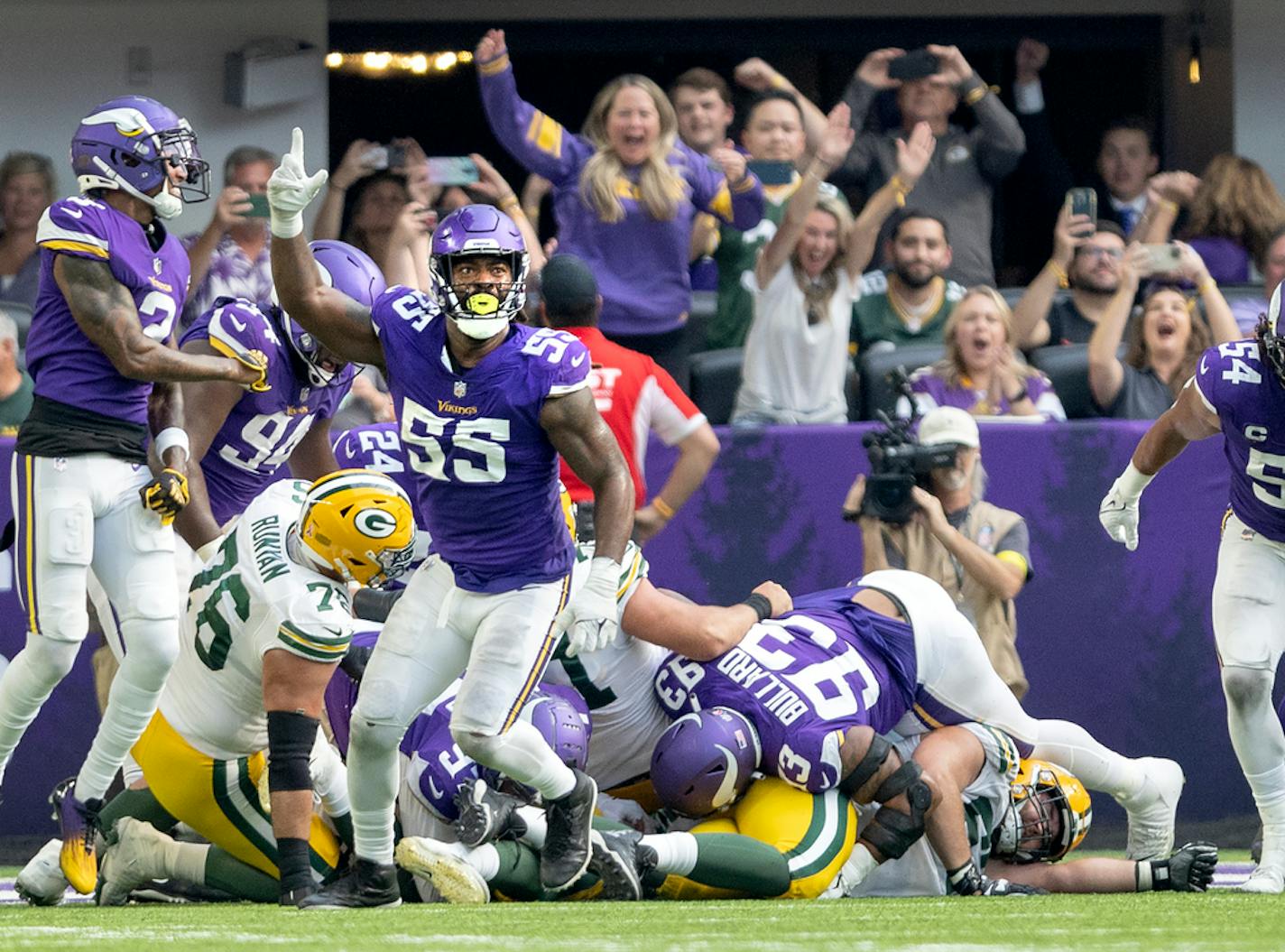 Za'Darius Smith (55) celebrates after a fourth down stop in the second quarter Sunday, September 11, 2022, at U.S. Bank Stadium in Minneapolis, Minn. ] CARLOS GONZALEZ • carlos.gonzalez@startribune.com