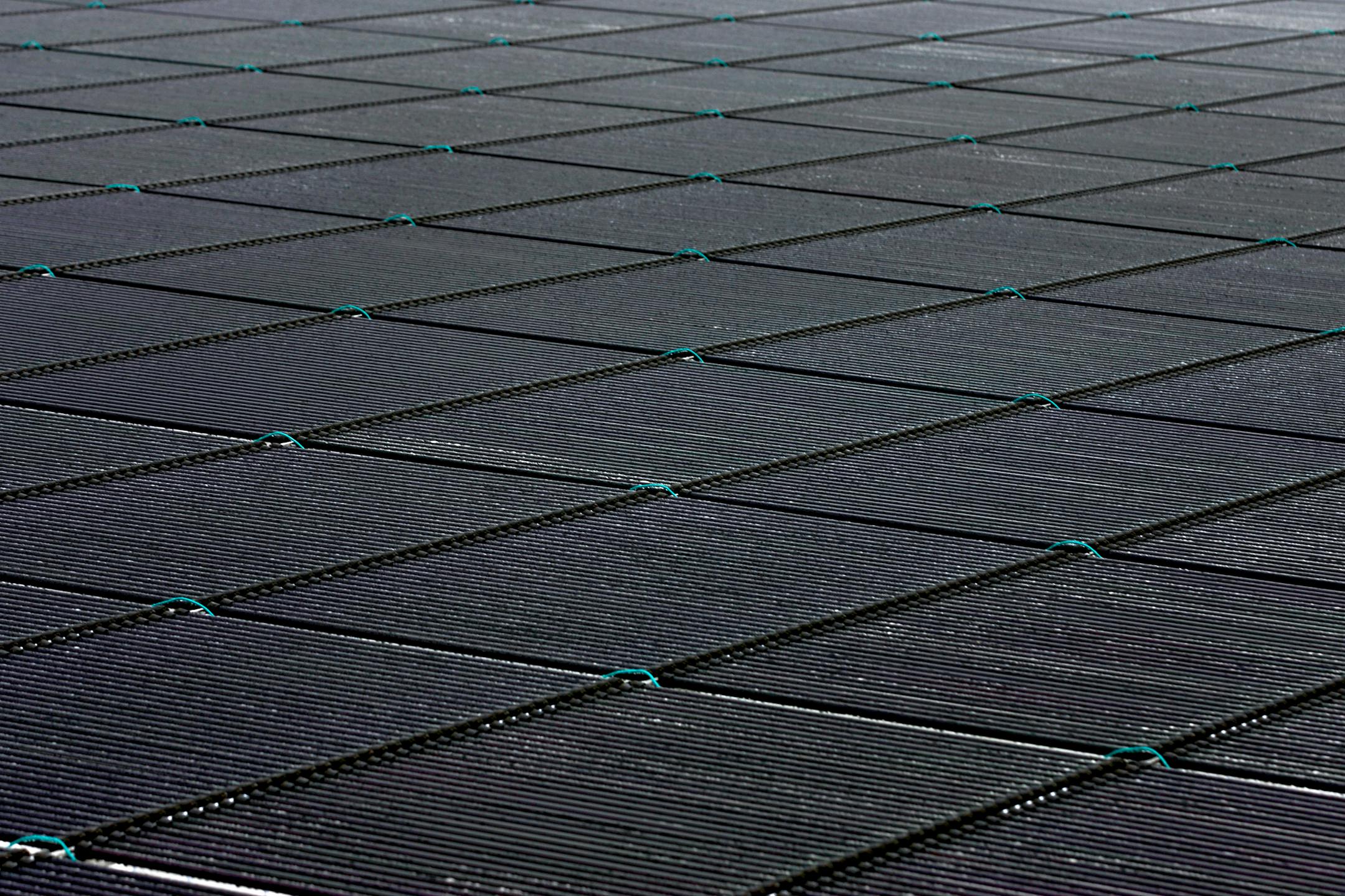 An array of cylindrical shaped solar cell modules produced by Solyndra Inc. harnesses energy from the sun atop the company's manufacturing facility in Fremont, California, U.S., on Tuesday, Nov. 23, 2010. Global manufacturing capacity in the $28 billion solar panel market is set to soar to 30,000 megawatts by 2013 from 10,104 megawatts last year, according to Bloomberg New Energy Finance data. Photographer: Ken James/Bloomberg
