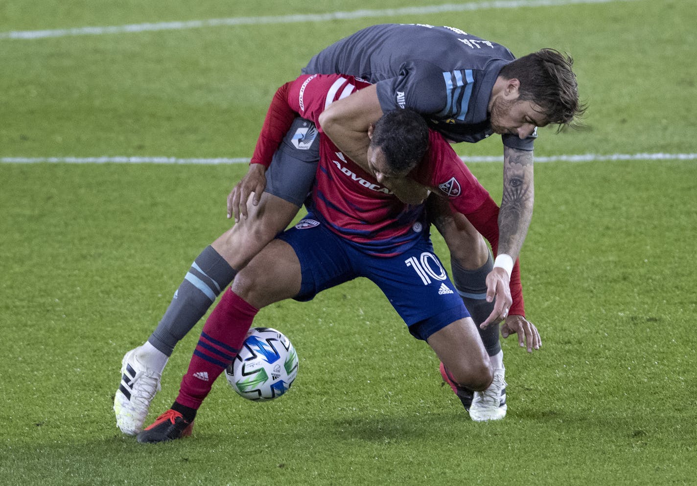 Jose Aja (4) of Minnesota United FC and Pablo Aránguiz (10) of Dallas FC fought for the ball in the second half. ] CARLOS GONZALEZ • cgonzalez@startribune.com – St. Paul, MN – September 9, 2020, Allianz Field, MLS, Soccer, Minnesota United FC Loons vs. Dallas FC Tex Hooper