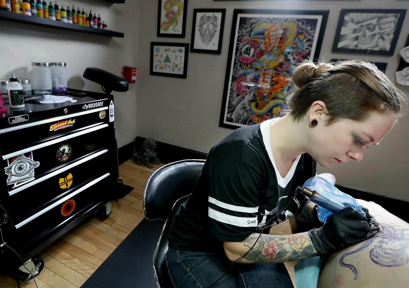 Tattoo artist Kayla Sunell, cq, worked on a client at MPLS Tatoo Shop, Monday, July 11, 2016 in Minneapolis, MN. ] (ELIZABETH FLORES/STAR TRIBUNE) ELIZABETH FLORES &#x2022; eflores@startribune.com