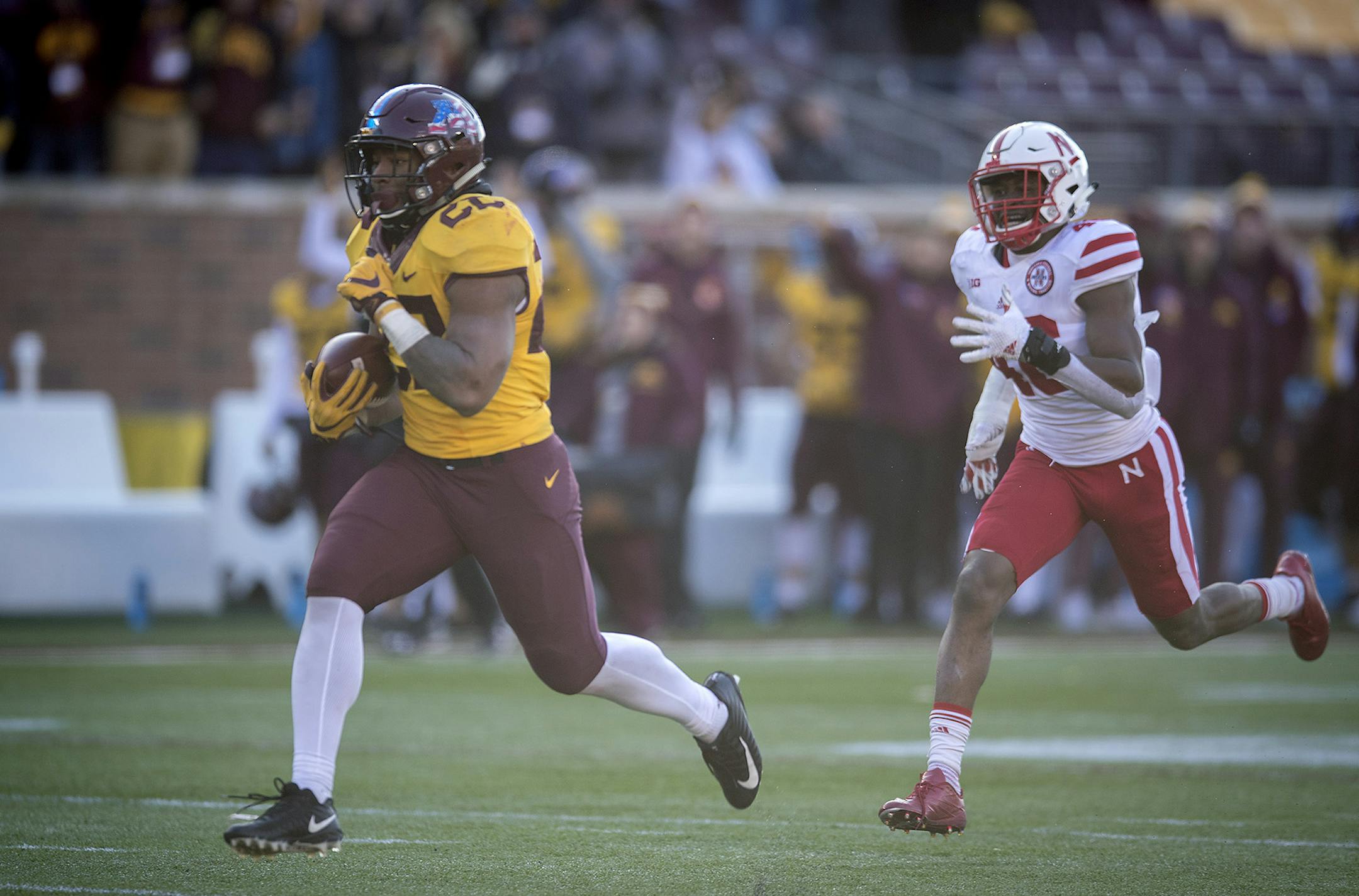 Minnesota's running back Kobe McCrary broke away for a touchdown during the fourth quarter sealing a win as the Gophers took on Nebraska, Saturday, November 11, 2017 at TCF Bank Stadium in Minneapolis, MN. ] ELIZABETH FLORES &#xef; liz.flores@startribune.com