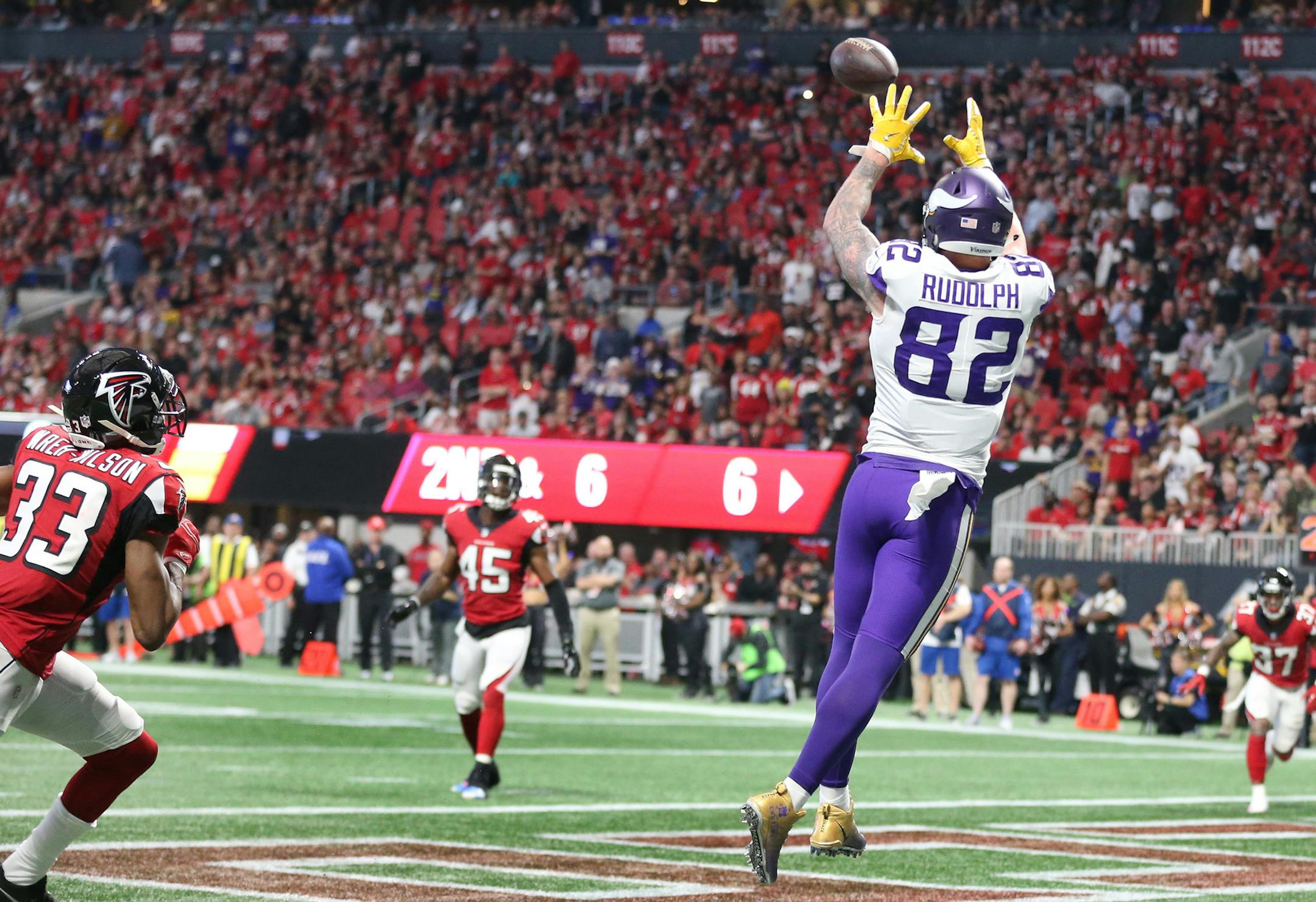 Minnesota Vikings tight end Kyle Rudolph (82) caught a 6-yard touchdown pass over Atlanta Falcons defensive back Blidi Wreh-Wilson (33) in the forth quarter at Mercedes -Benz Stadium Sunday December 3, 2017 in Atlanta, GA.] JERRY HOLT &#xef; jerry.holt@startribune.com
