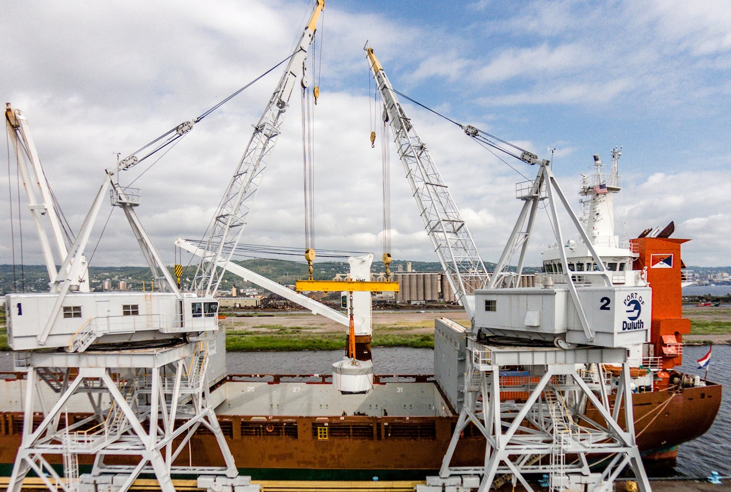 ULUTH SEAWAY PORT AUTHORITY
Wind turbine components being discharged at the Clure Public Marine Terminal in 2014.