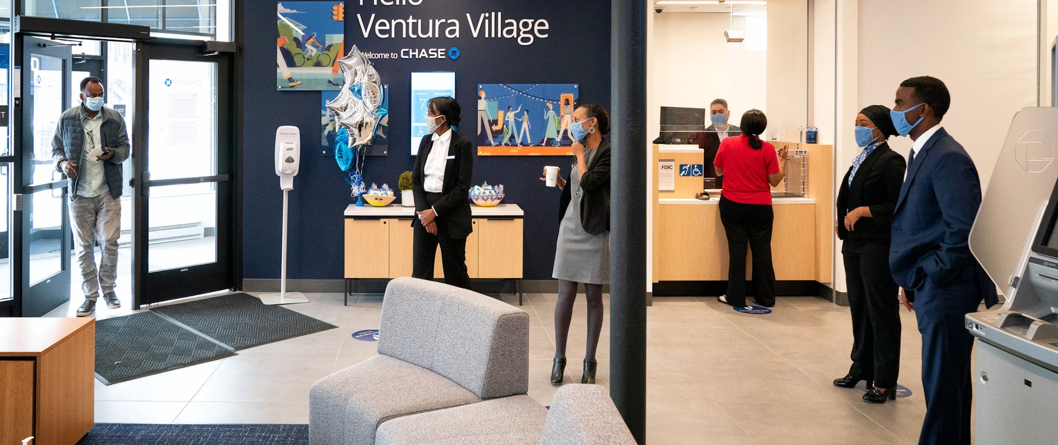 Staffers at the new JPMorgan Chase branch on East Franklin Ave. in Minneapolis greet a customer Monday.