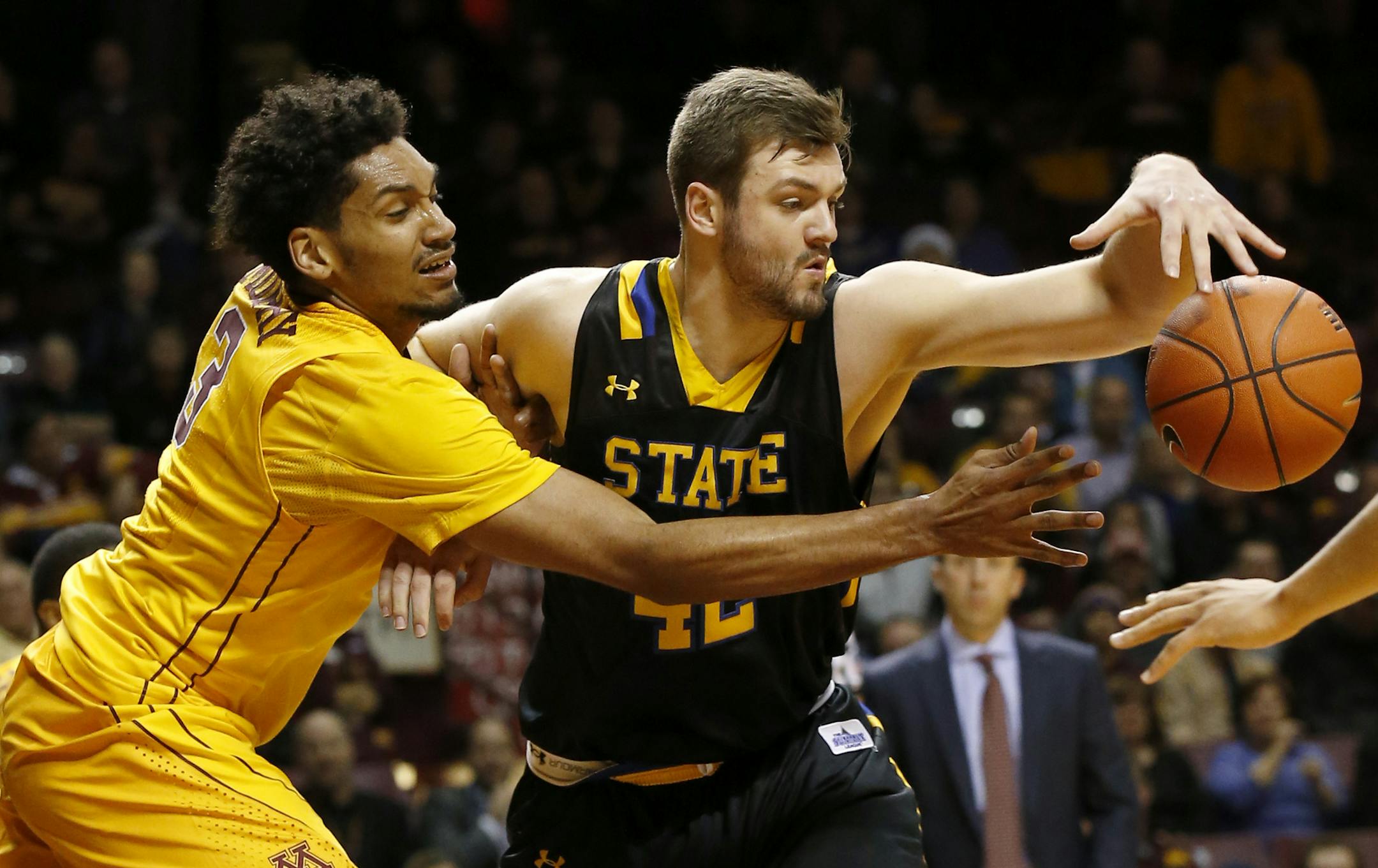 Gophers forward Jordan Murphy, left, battled South Dakota State forward Ian Theisen for the ball during the first half of the Jackrabbits’ 84-70 victory.