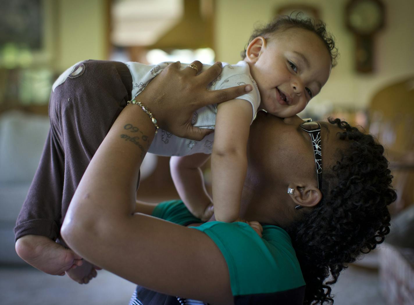 Lakeile Jones played with her 11-month-old son Robert at home on Thursday August 1, 2013 in Lake Elmo, Minn. Minnesota has the highest rate of black women, like Jones, that breastfeed in the nation. ] (RENEE JONES SCHNEIDER &#x2022; reneejones@startribune.com)