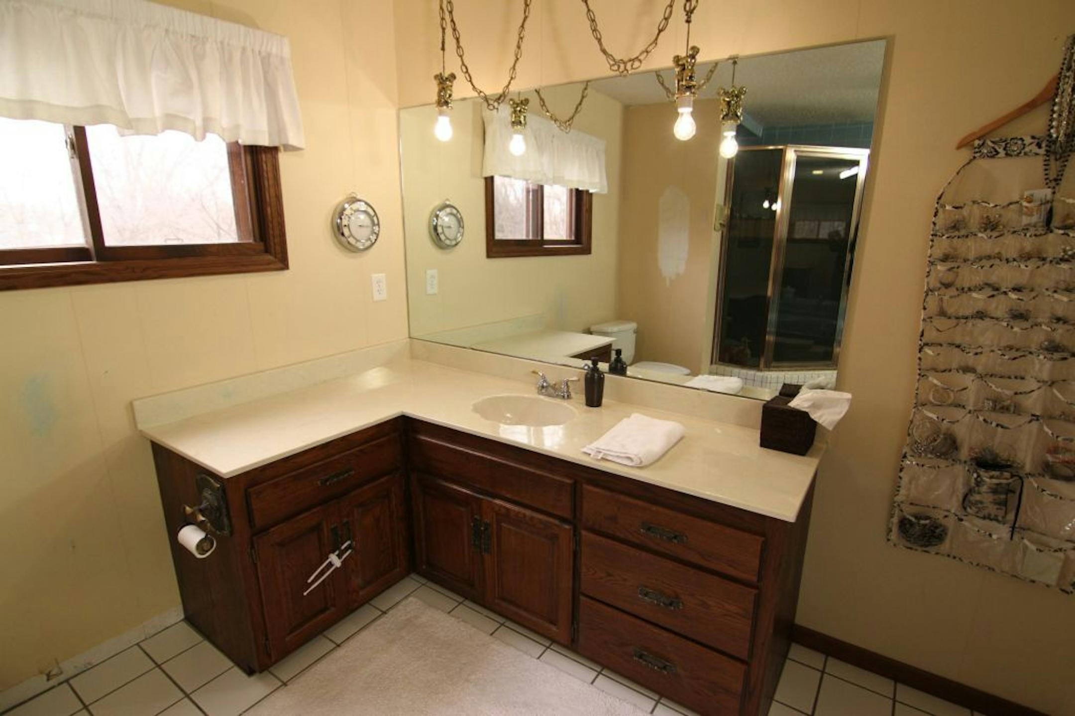 Before shot on "I Hate My Bath"
credit: DIY Network
