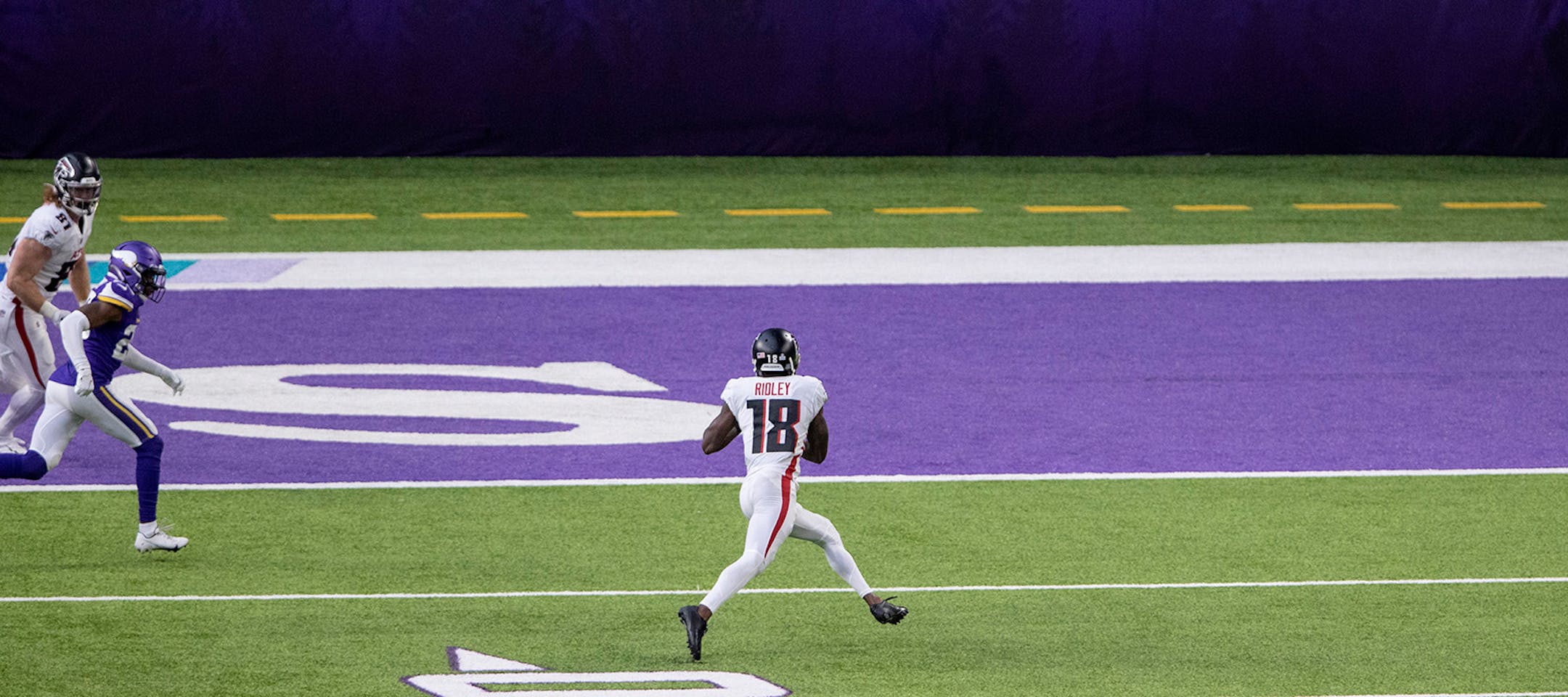 Atlanta Falcons receiver Calvin Ridley (18) caught a pass and ran in for a touchdown in second quarter.