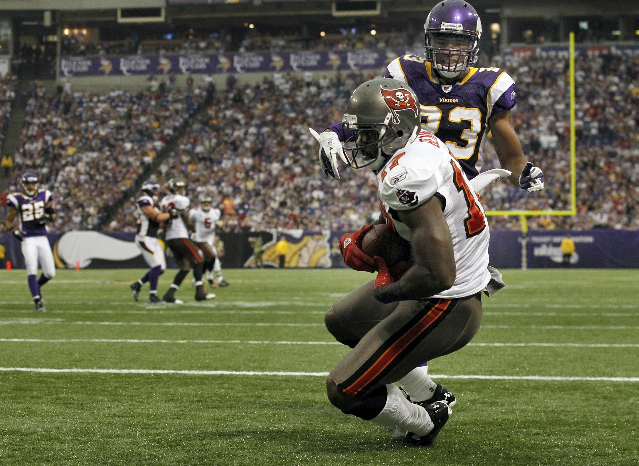 Arrelious Benn (17) caught a 25-yard touchdown pass while being defended by Cedric Griffin (23) in the fourth quarter.
