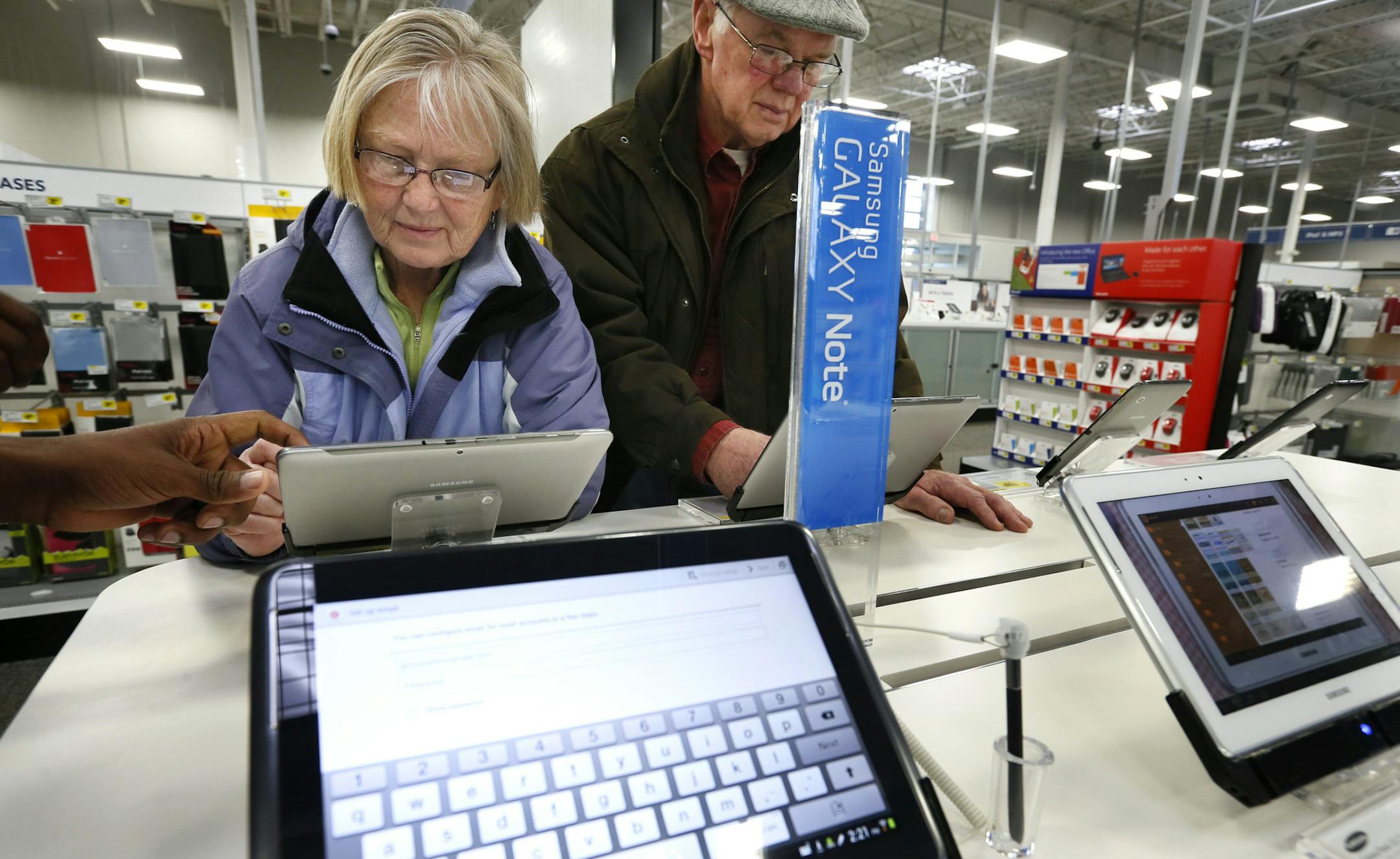 Jamal Mohamed left a salesman at the Samsung Experience store inside of Best Buy helped customers Tom and Barbara Kelly select a Galaxy TabThursday April, 18, 2013 in Richfield , MN. ] JERRY HOLT ‚Ä¢ jerry.holt@startribune.com