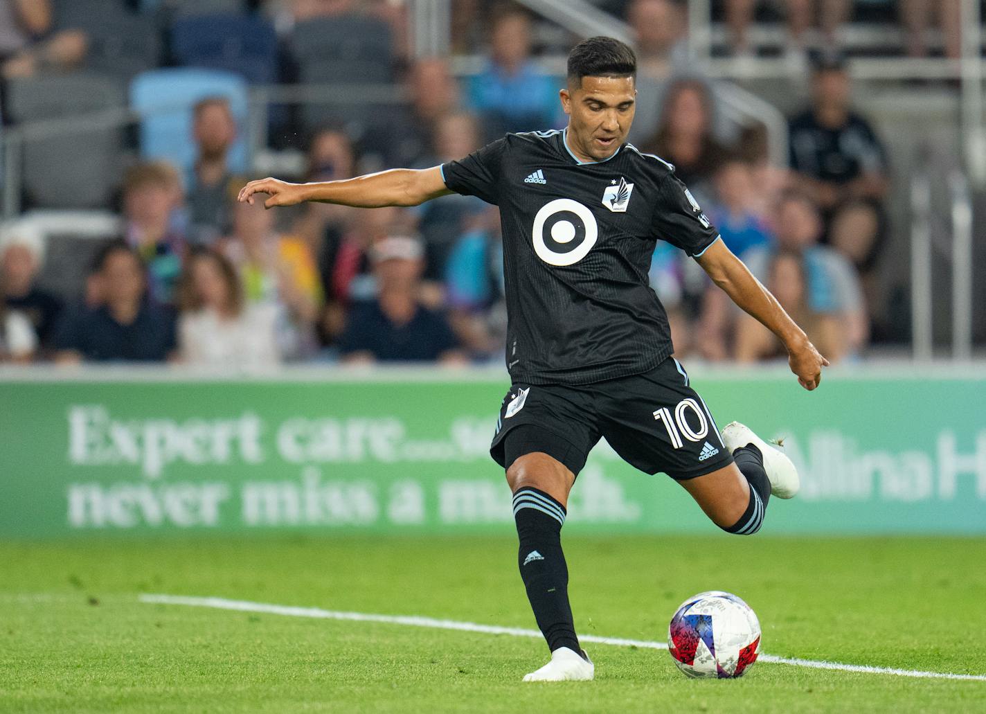 Minnesota United midfielder Emanuel Reynoso (10) takes a shot against Toronto FC in his season debut in the second half Saturday, June 3, 2023, at Allianz Field in St. Paul, Minn. ]