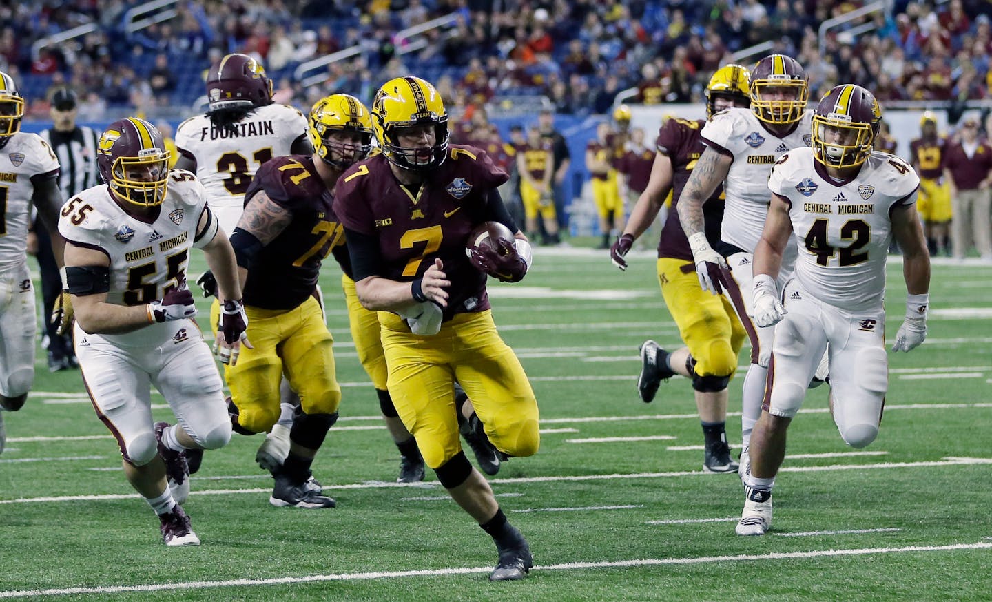 Gophers quarterback Mitch Leidner outran the Central Michigan defense for the go-ahead touchdown during the second half of the Quick Lane Bowl in Detroit on Monday. Minnesota defeated Central Michigan 21-14.