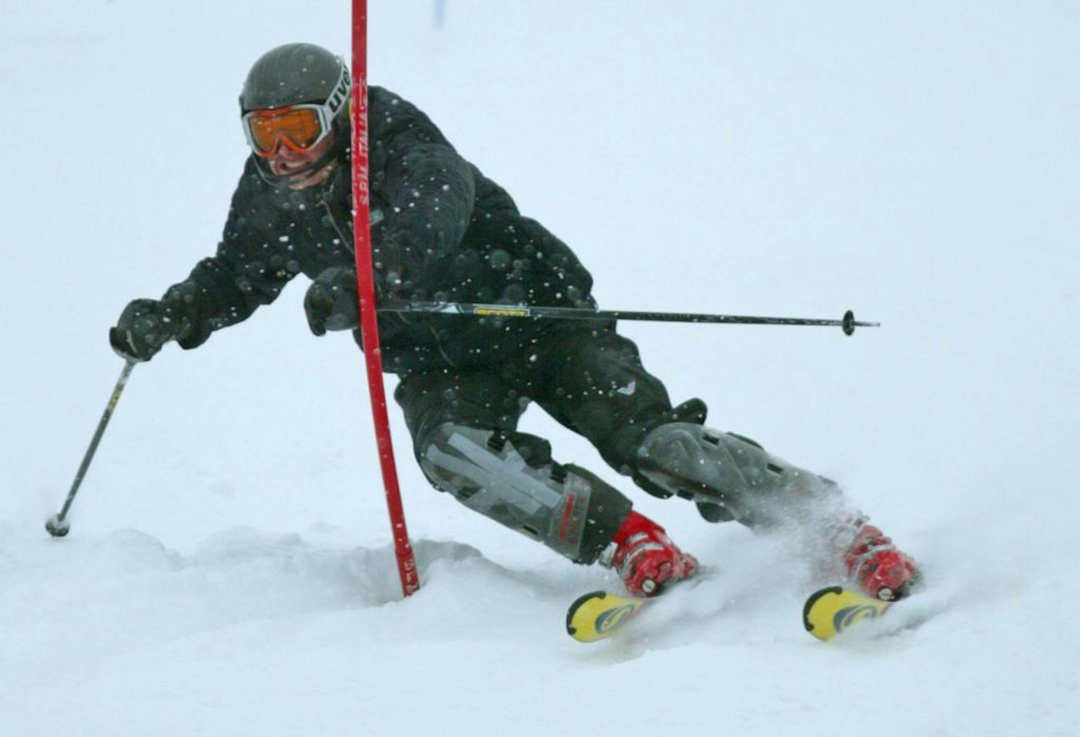 TOM SWEENEY � tsweeney@startribune.com Bloomington, MN 2/09/2006 Eden Prarie HS skier Ben Moren takes a run through the gates at Hyland hills where he also practices with Team Gilboa