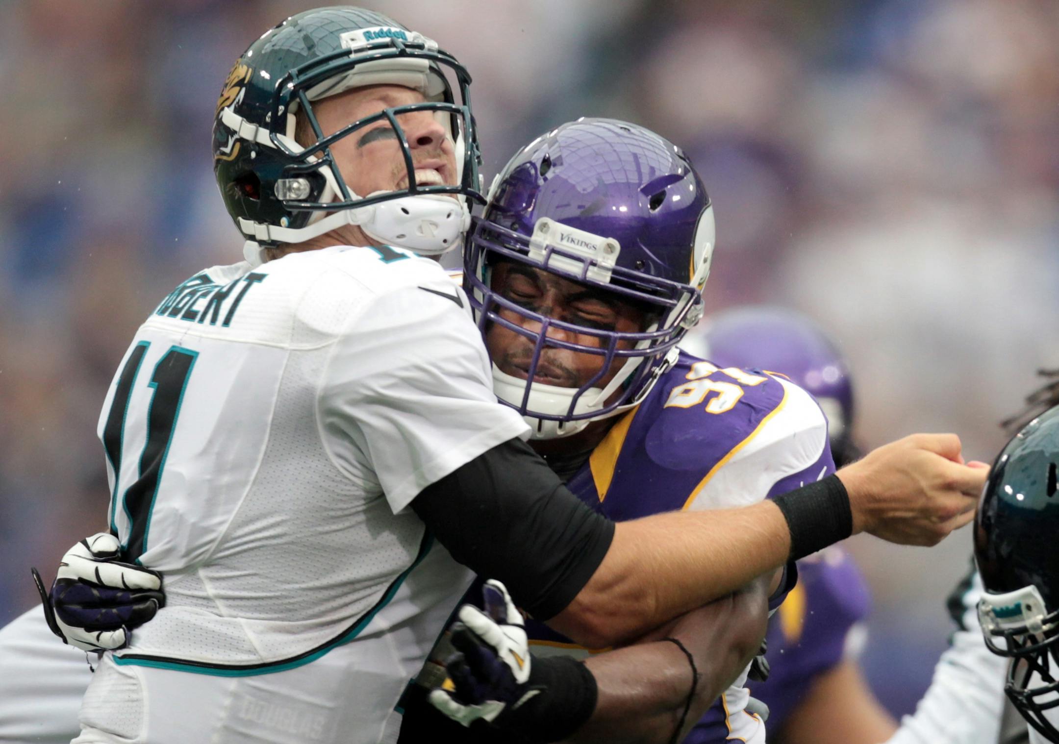 Everson Griffen (97) pressured Jaguars quarterback Blaine Gabbert (11) in the third quarter.