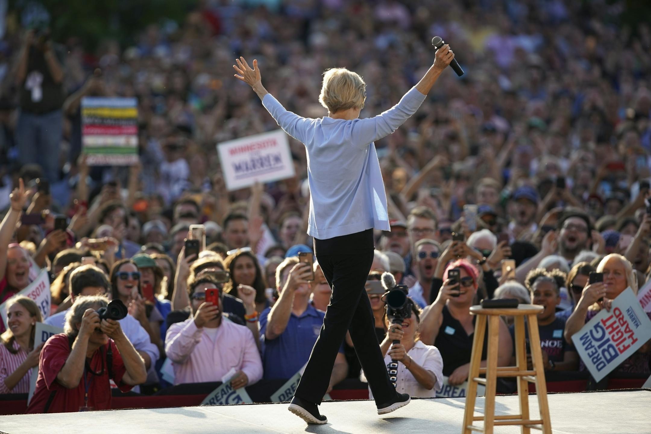 Sen. Elizabeth Warren walked on stage to begin her Town Hall on Shaw Field at Macalester College Monday evening.