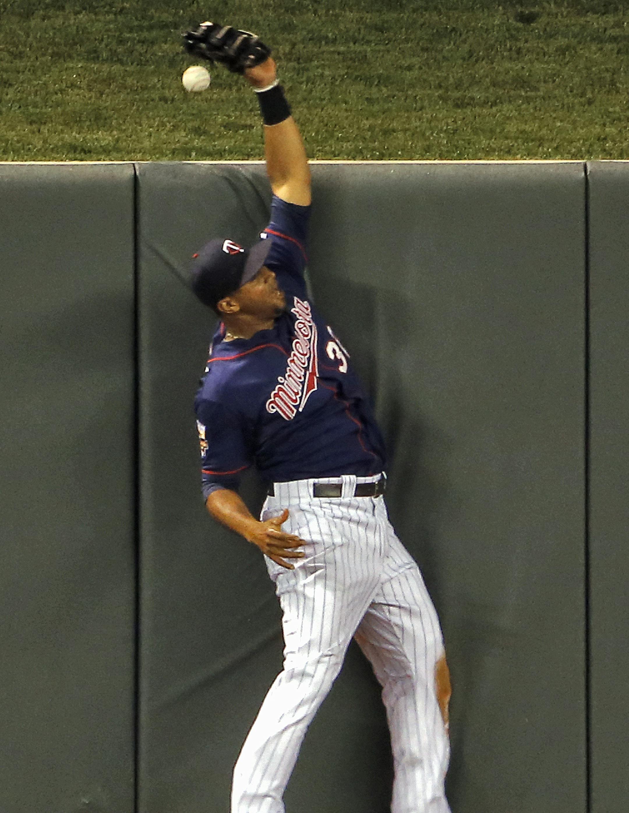 Twins centerfielder Aaron Hicks just missed catching Houston's Matt Dominguez home run in the 4th inning. ] Minnesota Twins vs. Houston Astros (MARLIN LEVISON/STARTRIBUNE(mlevison@startribune.com)