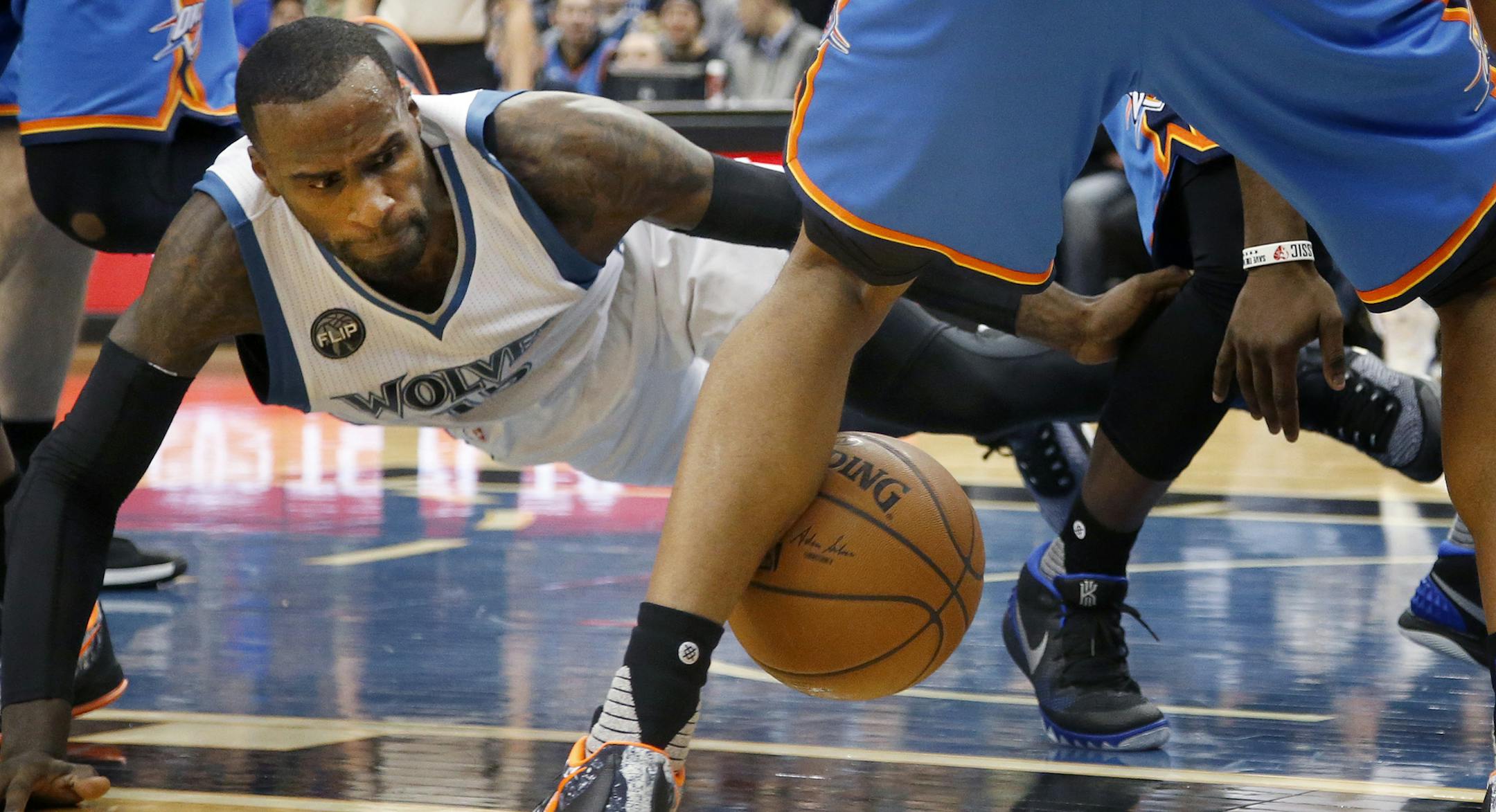 Shabazz Muhammad (15) fought for a loose ball in the first quarter. ] CARLOS GONZALEZ • cgonzalez@startribune.com - January 12, 2016, Minneapolis, MN, Target Center, NBA, Minnesota Timberwolves vs. Oklahoma City Thunder