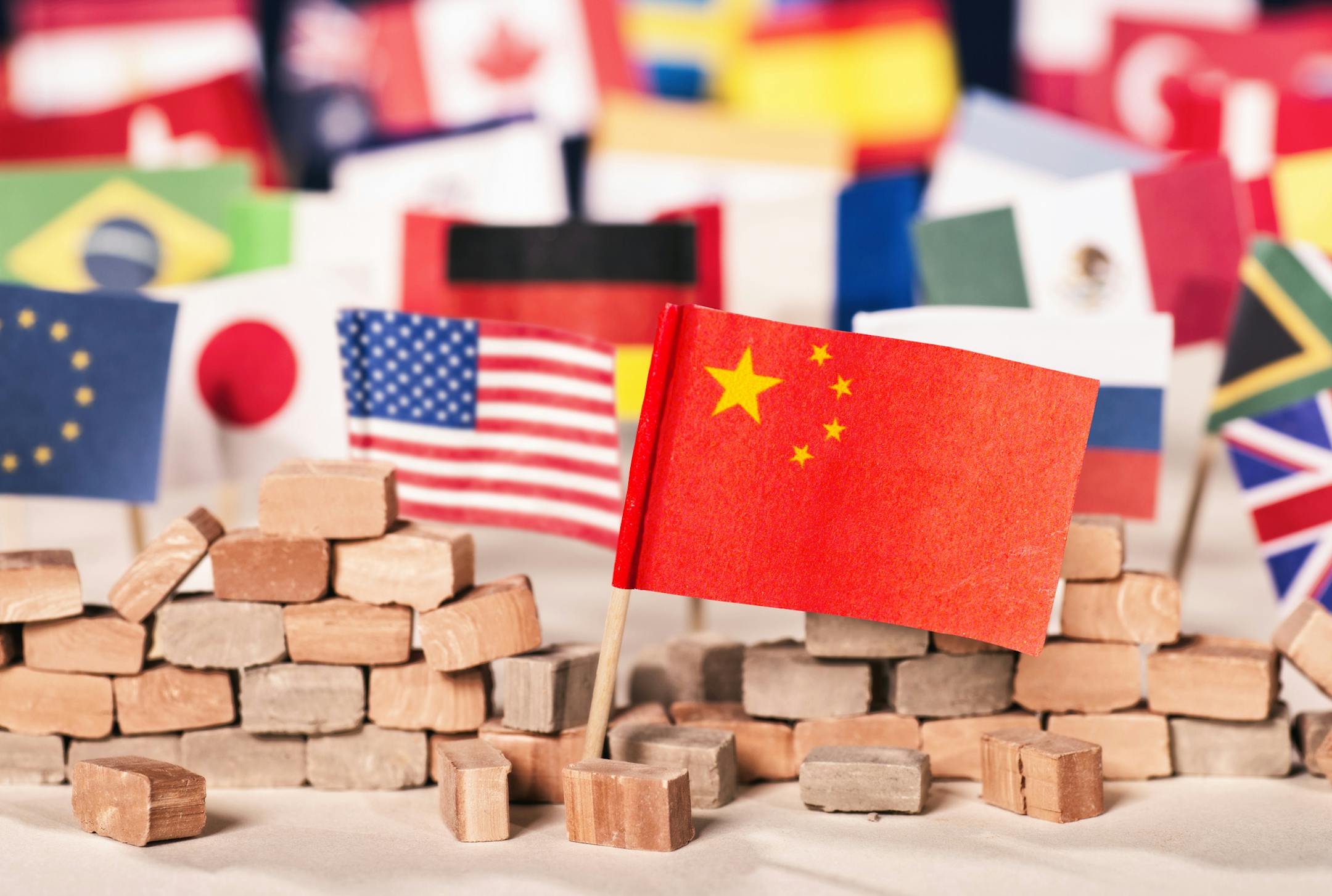 Flagge Chinas vor Flaggen vieler anderer L‰nder als Symbol f¸r seine wirtschaftliche und politische Macht