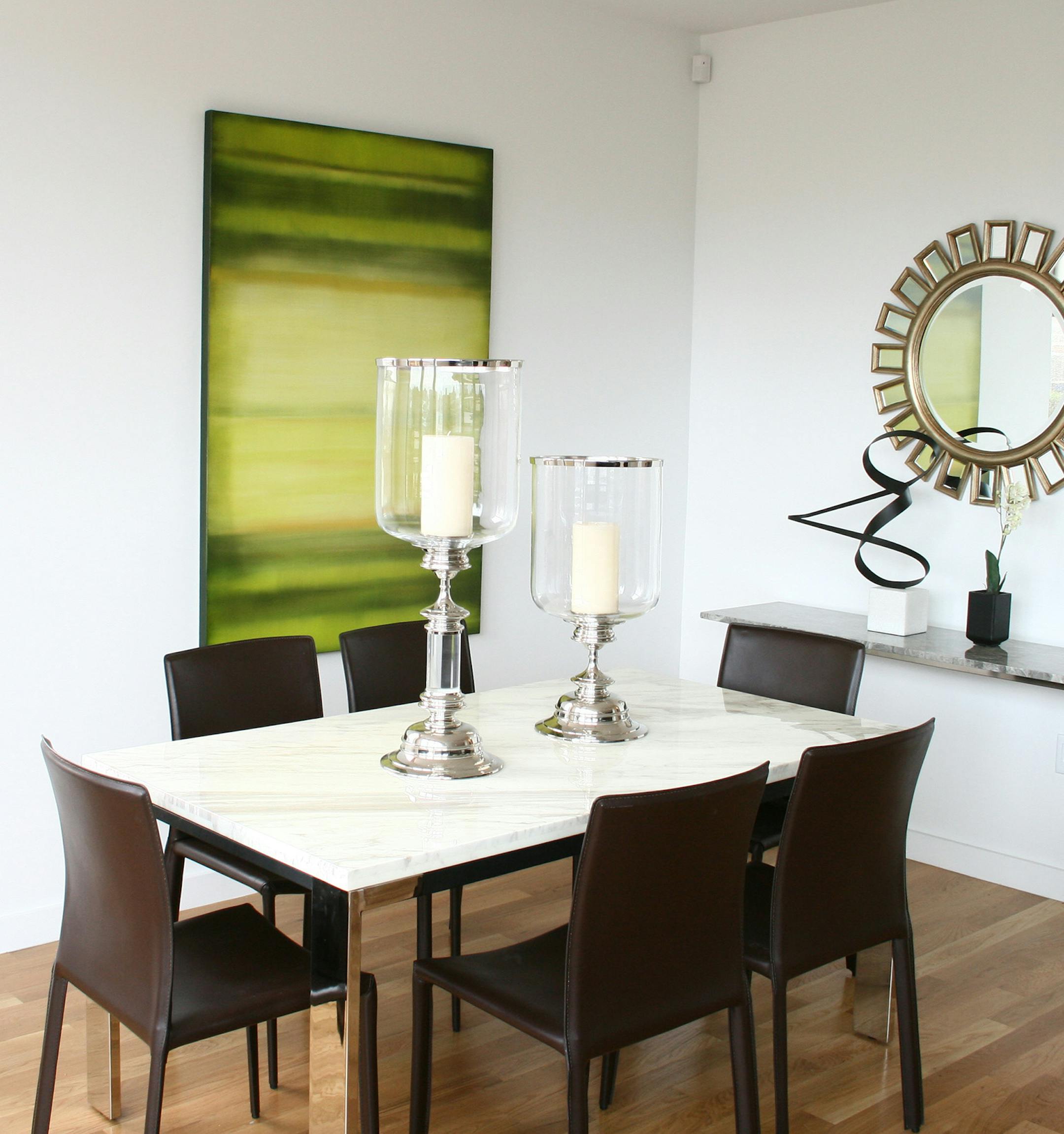 Green helps to add elegance and freshness to this dining area. (Design Recipes) ORG XMIT: 1226424