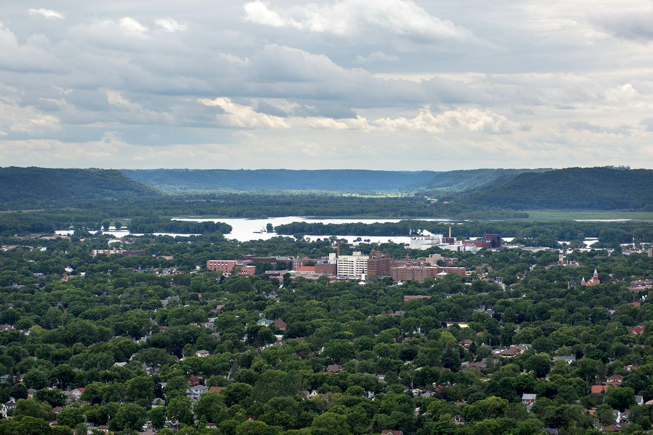 The Mississippi River is seen in the distance from Grandad Bluff in La Crosse. ] COURTNEY PEDROZA • courtney.pedroza@startribune.com June 22-24, 2017; Wisconsin restaurants, cafes, bars, bakeries and breweries; Dining along the Mississippi River.