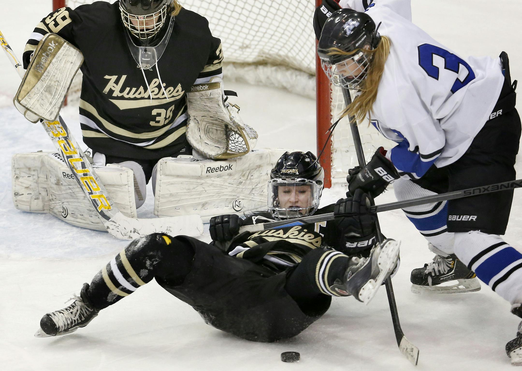 McKenzie Sederberg (3) of Andover blocked a shot by Lucy Hoelscher (3) of Minnetonka in thethird period. ] CARLOS GONZALEZ cgonzalez@startribune.com, February 19, 2015, St. Paul, Minn., Xcel Energy Center, girls High school hockey, Class 2A state tournament, Andover vs. Minnetonka