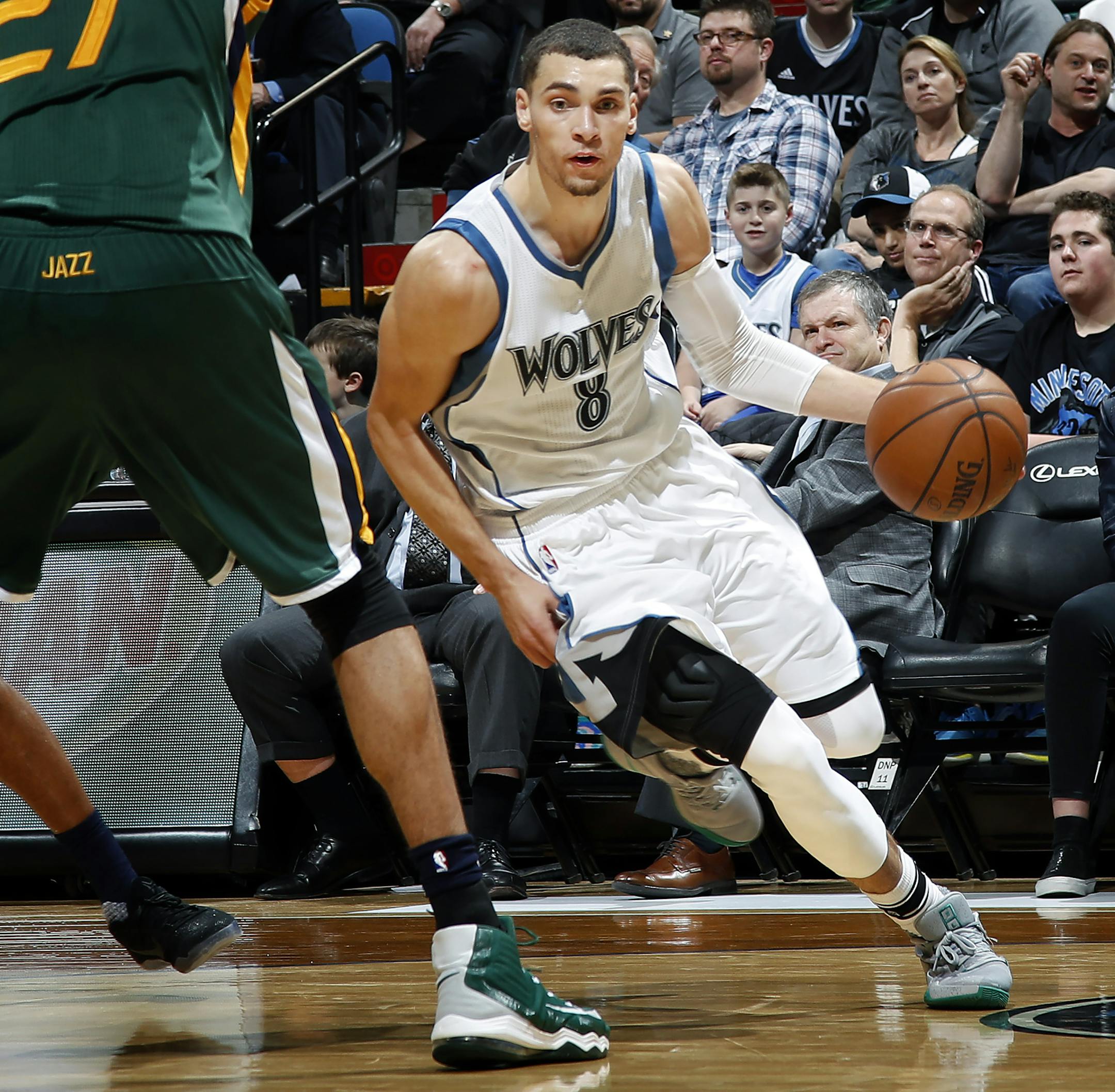 Minnesota Timberwolves Zach LaVine (8). ] CARLOS GONZALEZ cgonzalez@startribune.com - November 28, 2016, Minneapolis, MN, Target Center, NBA, Minnesota Timberwolves vs. Utah Jazz