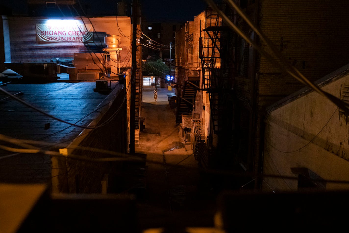 People walk by an alleyway off of SE Fourth Street in the Dinkytown neighborhood on Friday, July 16, 2021, in Minneapolis. ] ANTRANIK TAVITIAN • anto.tavitian@startribune.com