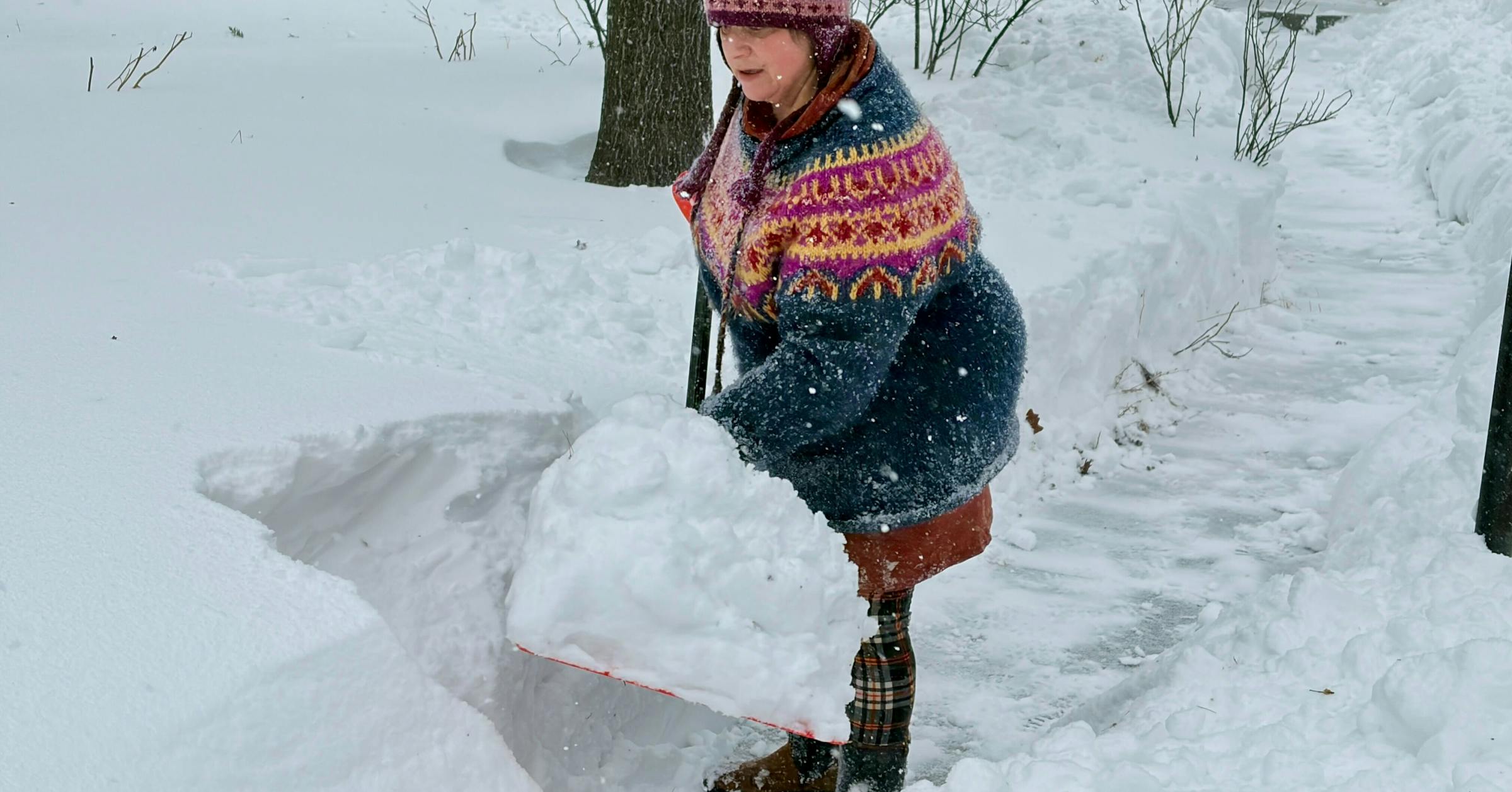 Minnesota snowstorm mires traffic in Twin Cities and brings power failures in Arrowhead region